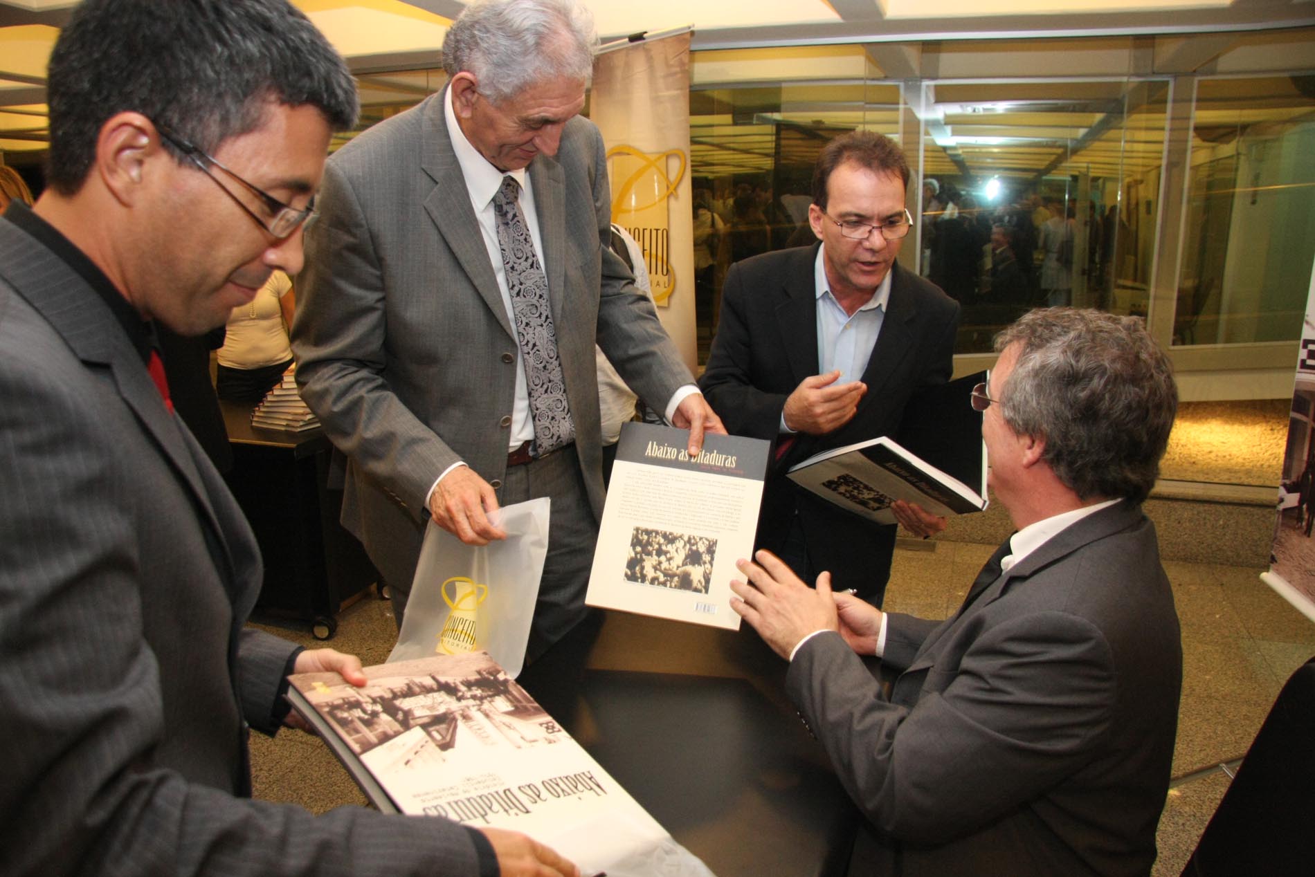 Lançamento do livro – Abaixo as Ditaduras