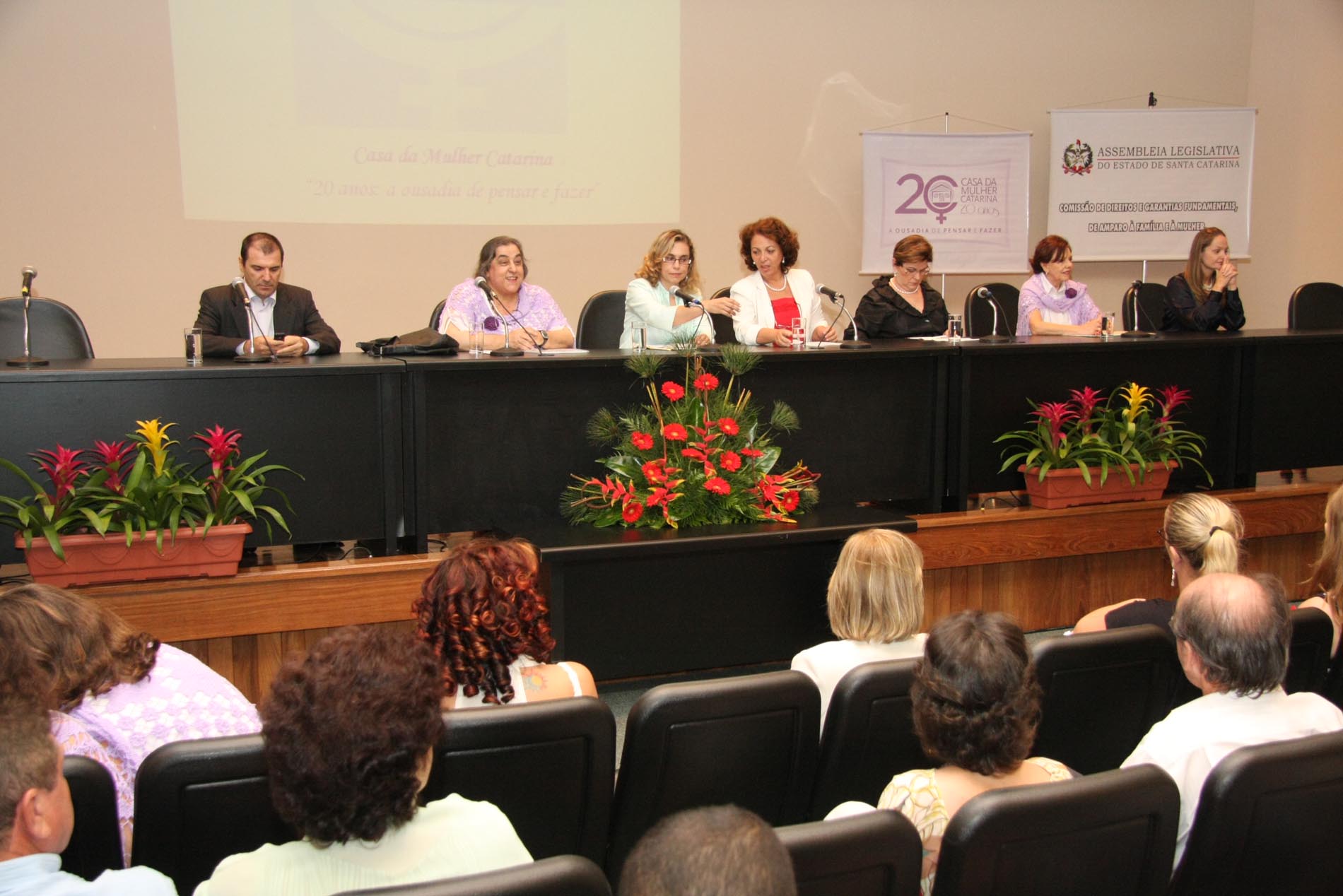 Casa da Mulher Catarina é homenageada pelo Legislativo