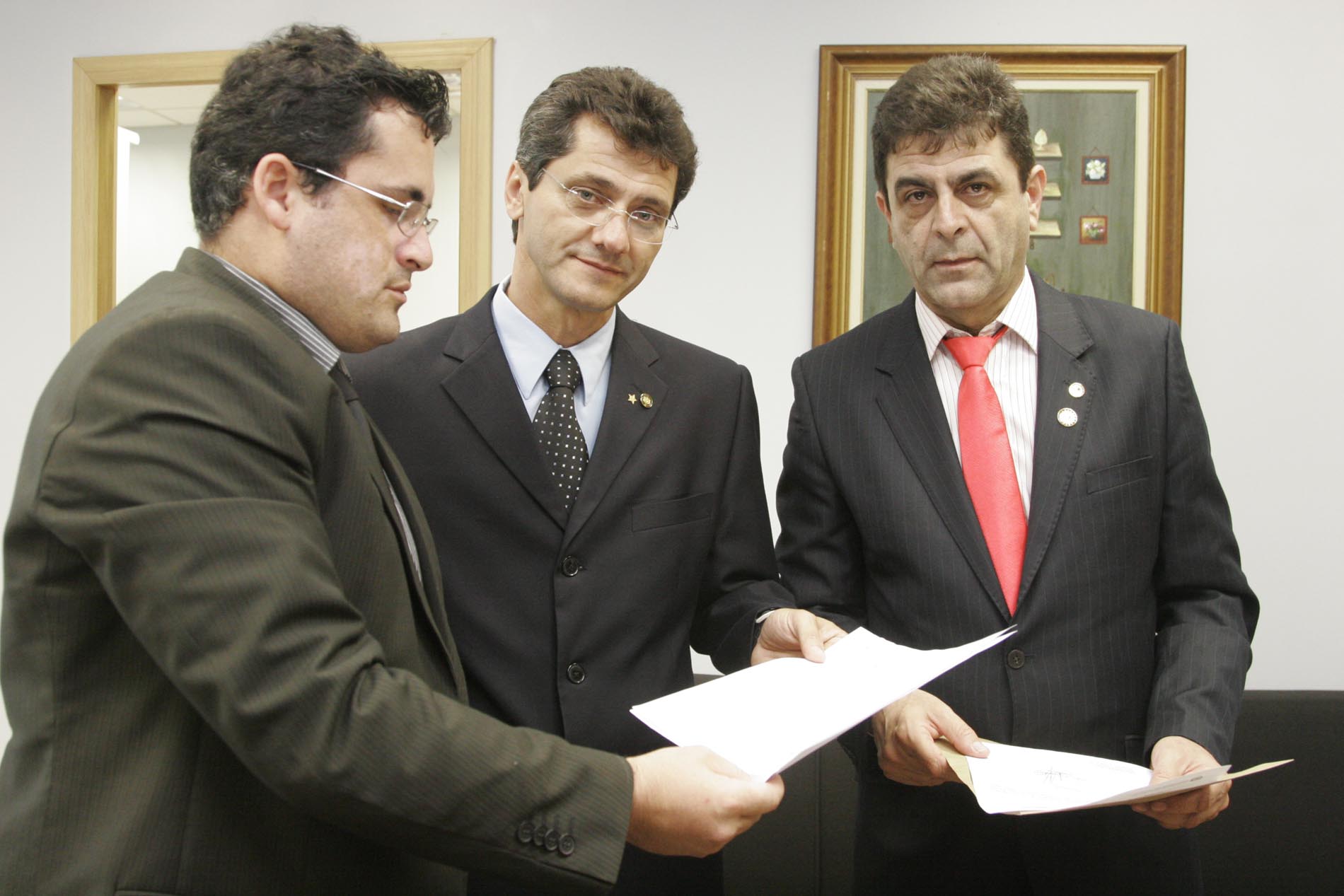 Entrega da autorização da investigação ao TJ