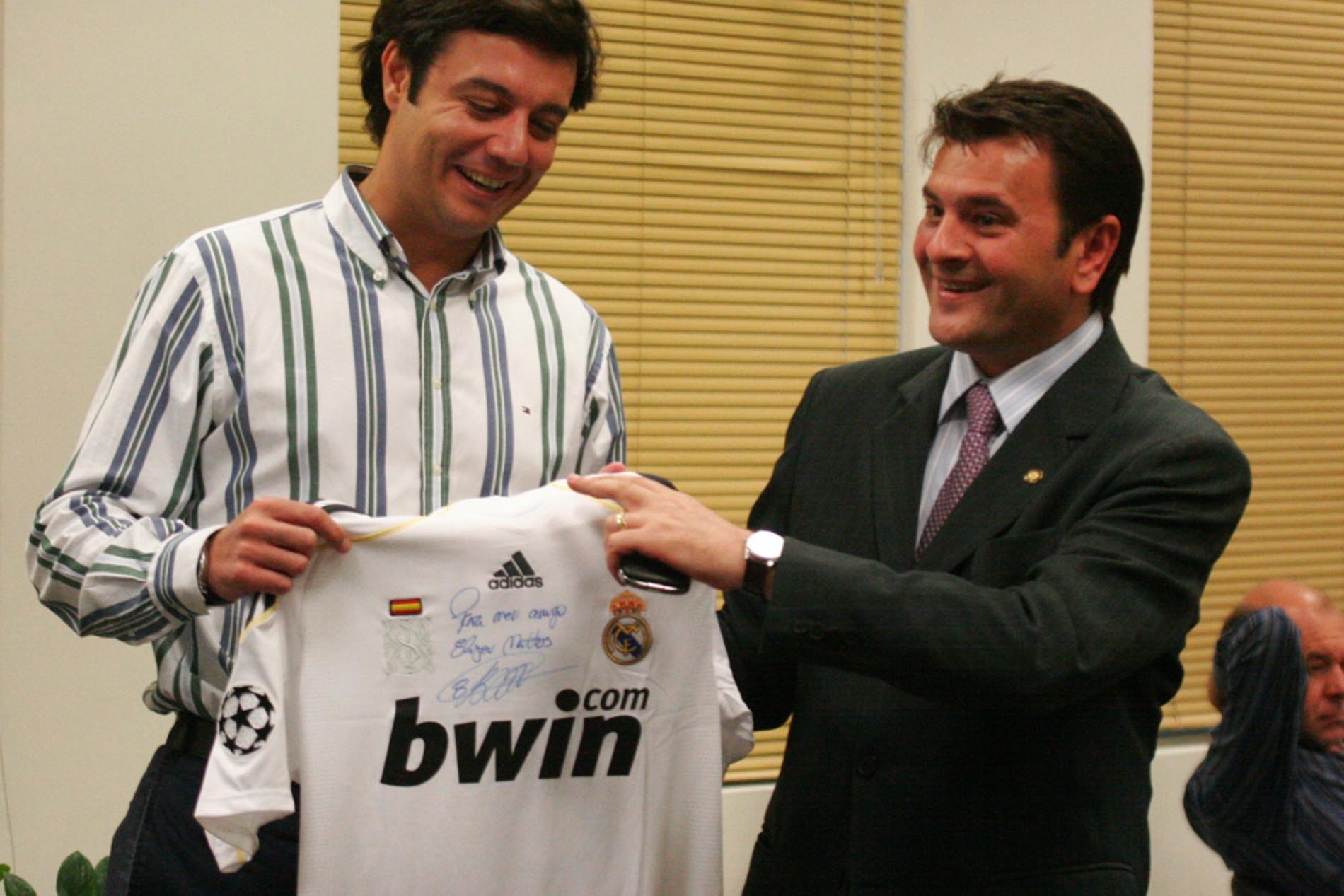Deputado ganha camiseta do craque Kaká e recebe  a confirmação da visita de mais grupo espanhol pela serra catarinense