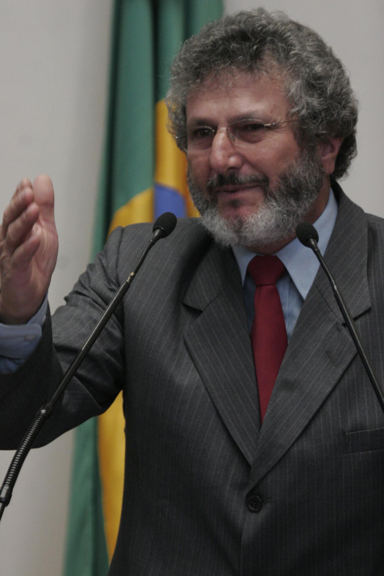 Padre Pedro protocola PEC contra blindagem a 1º escalão do governo