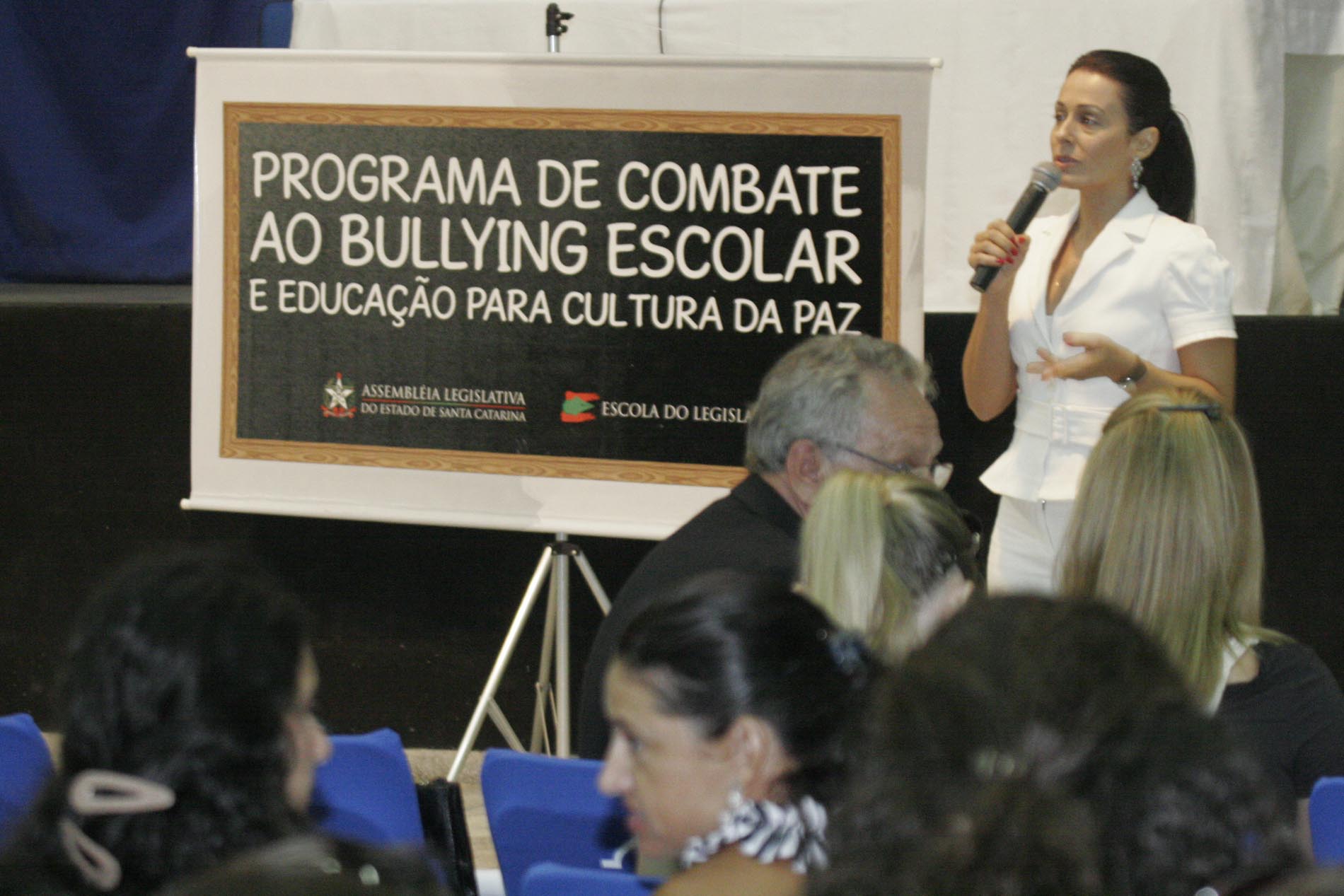 Programa de Combate ao Bullying Escolar - Escola do Legislativo. Promotora Priscila Alpino.