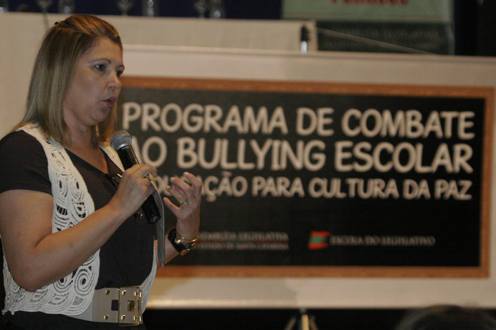 Programa de Combate ao Bullying Escolar - Escola do Legislativo. Palestrante Cléo Fante.