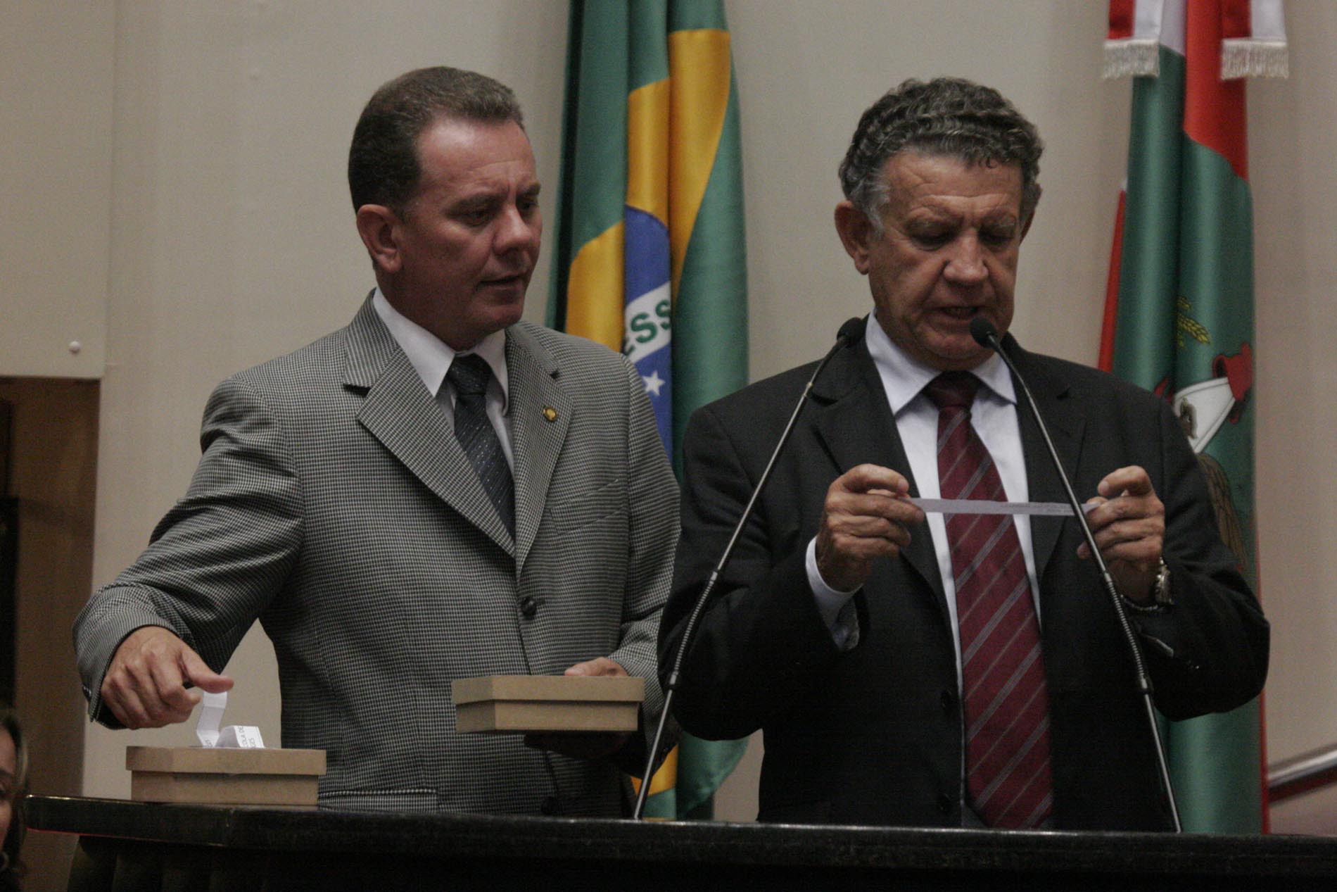Sessão Ordinária - Plenário Osni Regis - Sorteio das escolas que participarão do Parlamento Jovem.