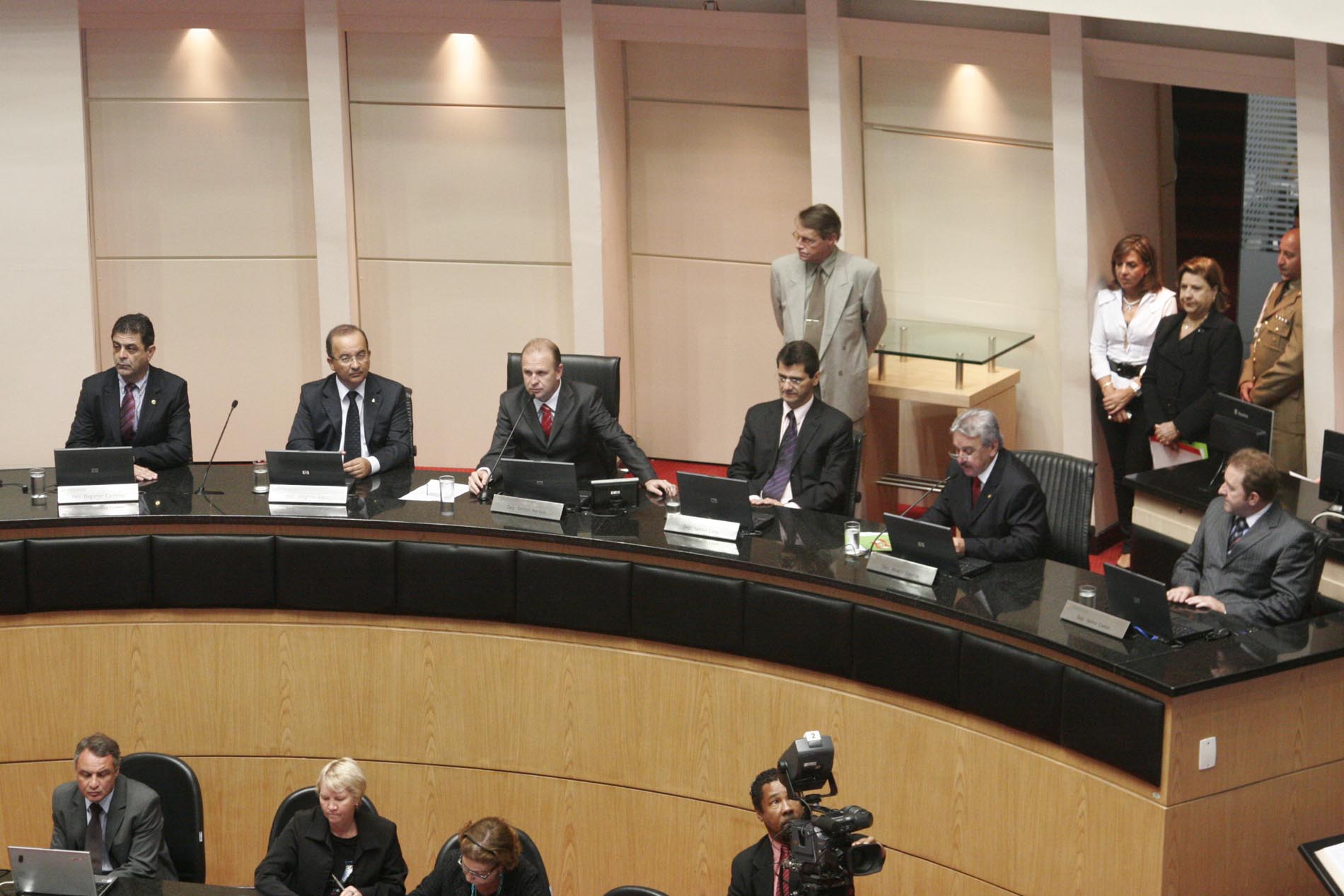 Luiz Henrique renuncia ao governo do Estado