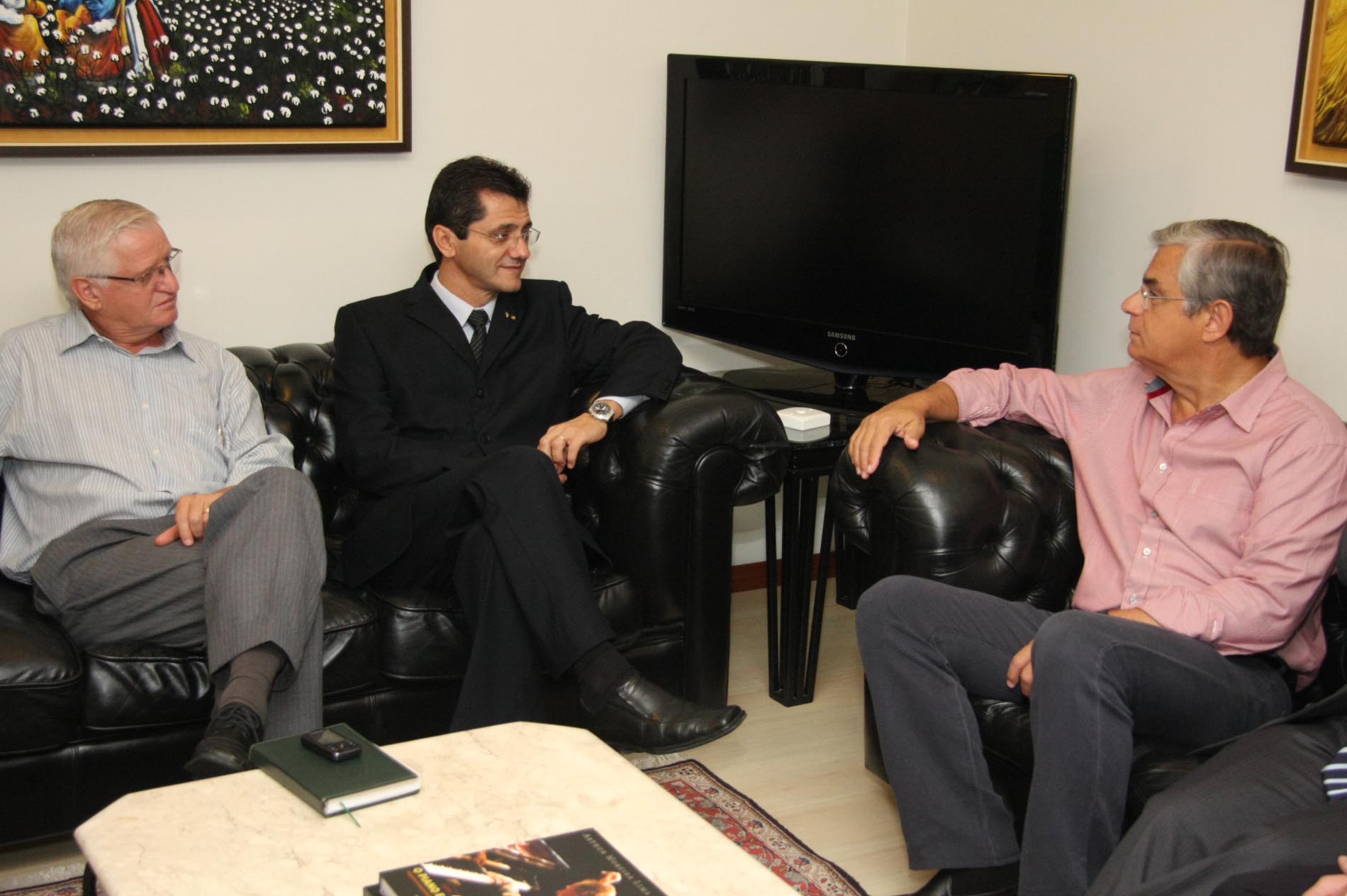 Deputado Jailson Lima (PT) recebe visita de dirigentes partidários no gabinete da presidência