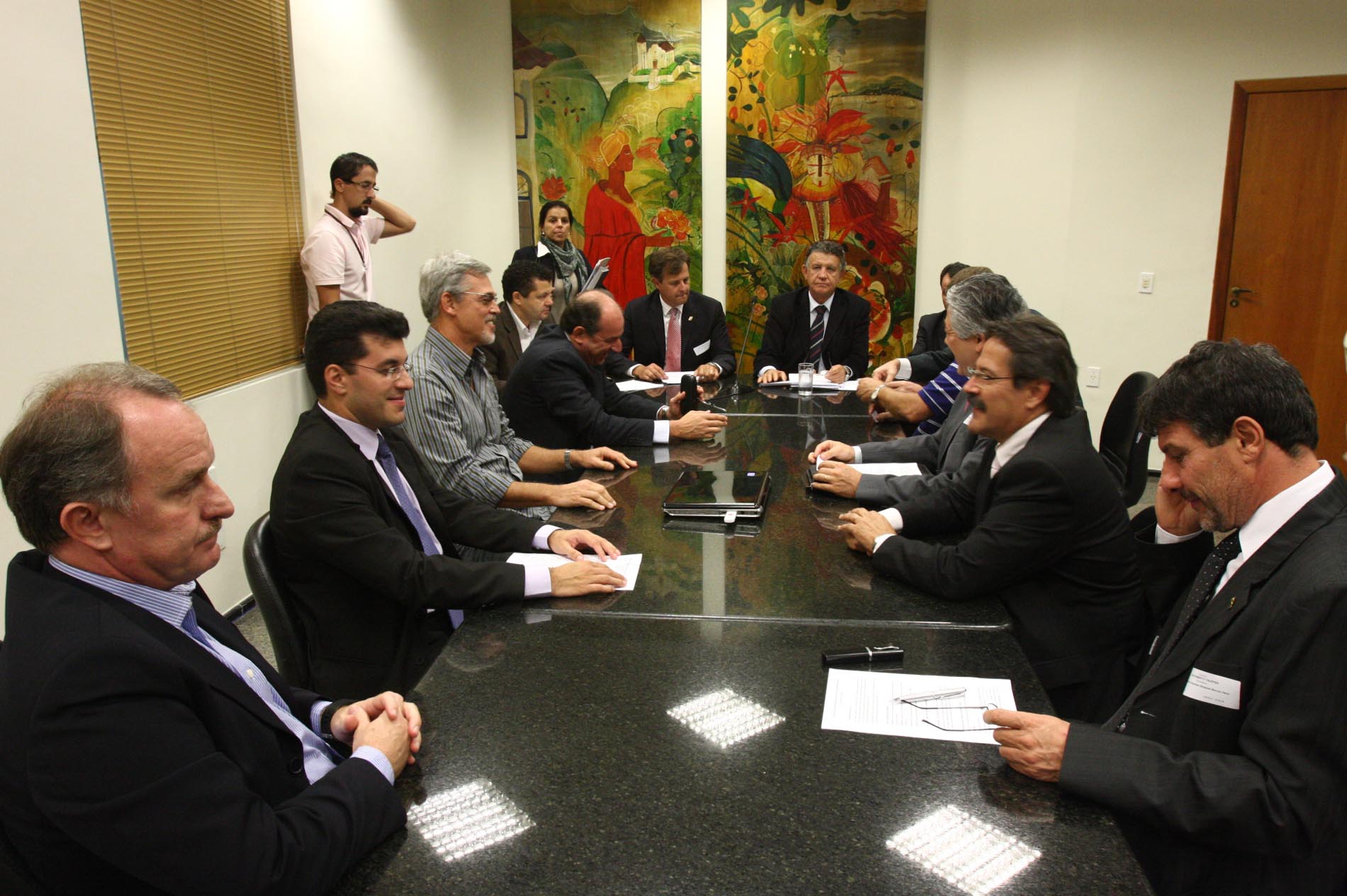 Frente Parlamentar de Apoio ao Comércio Varejista comemora vitória da primeira reunião
