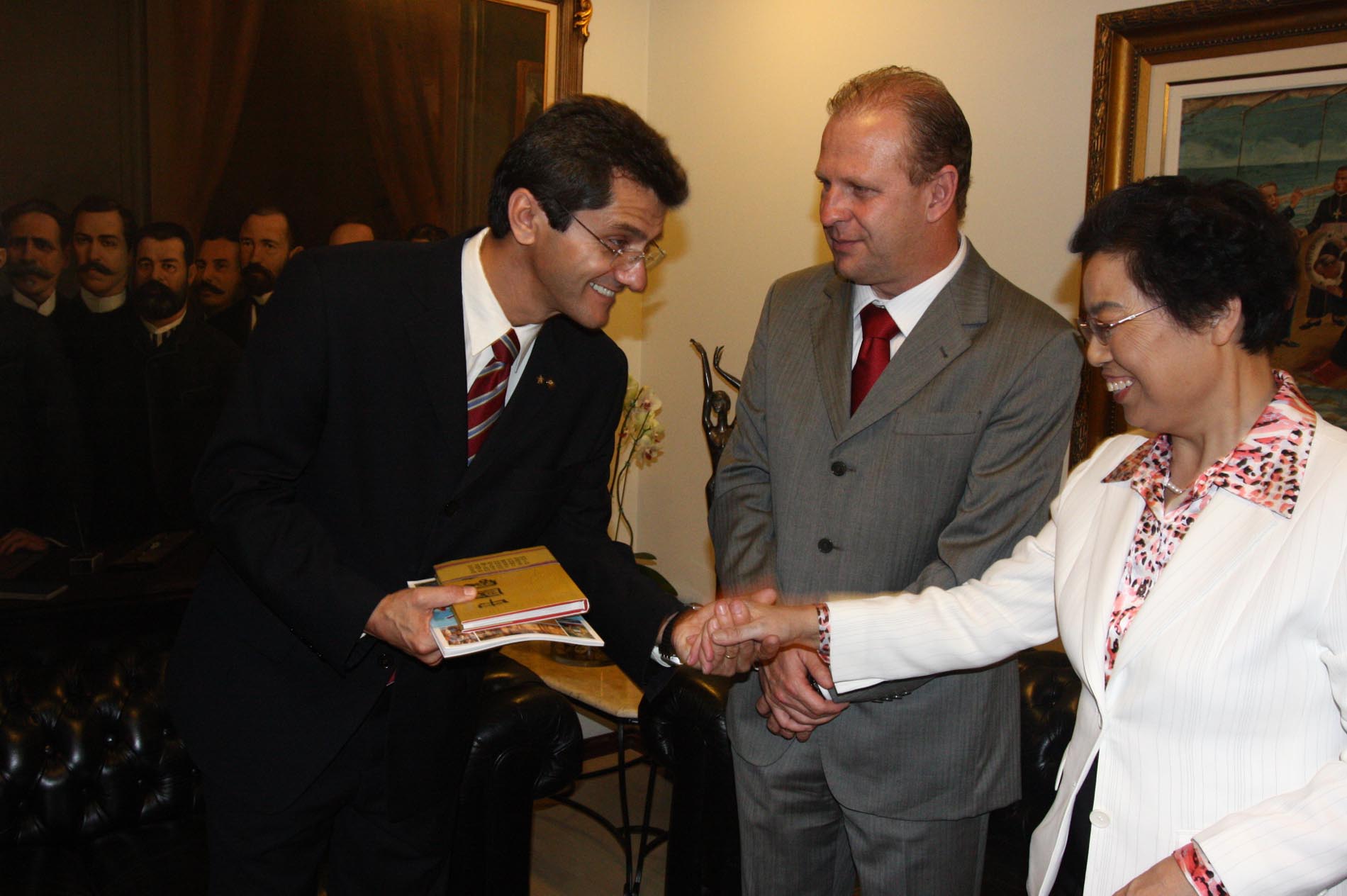 Presidente da Alesc recebe Comitiva Chinesa