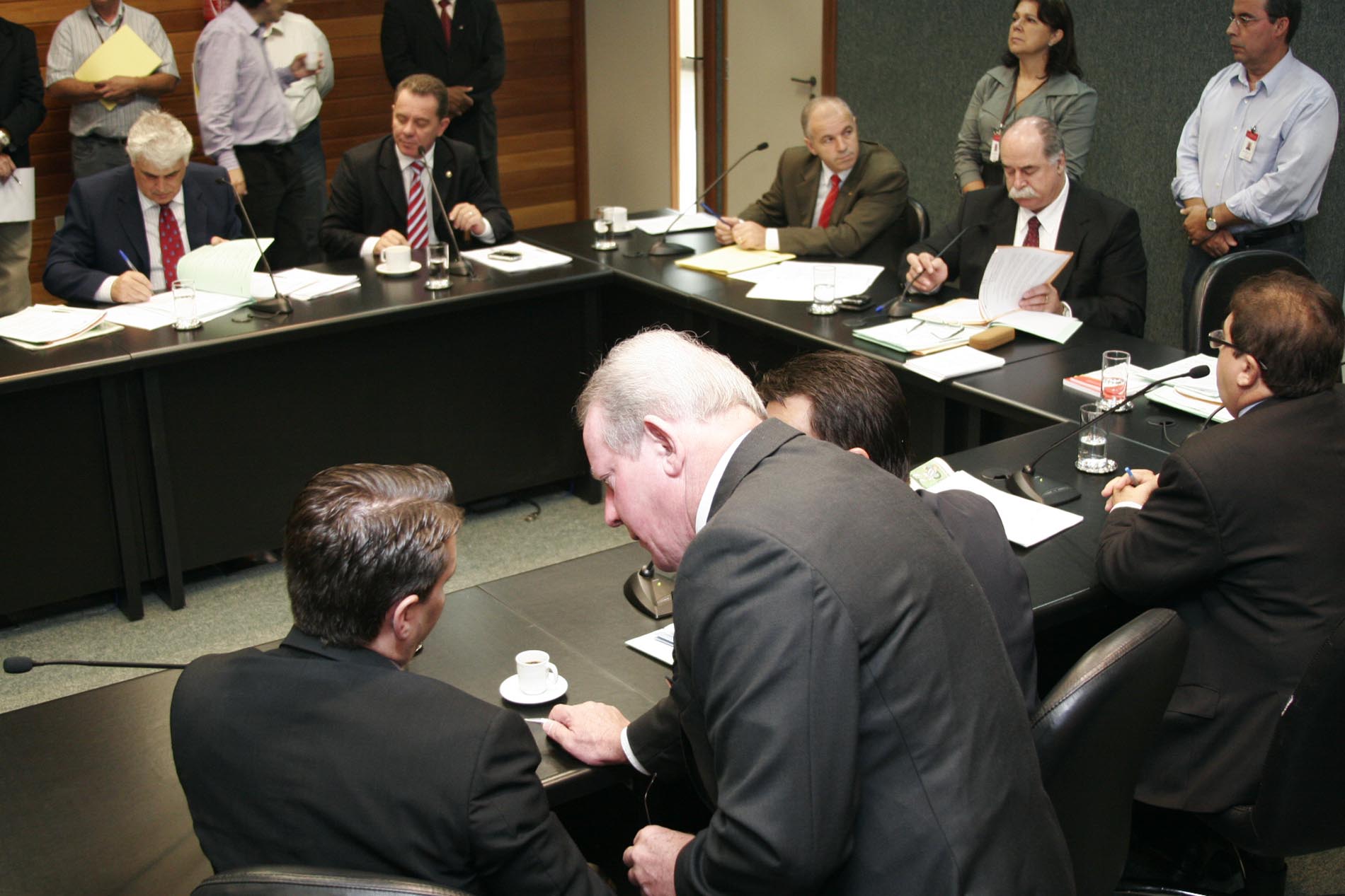 Admitidas emendas constitucionais que determinam regras para administração pública