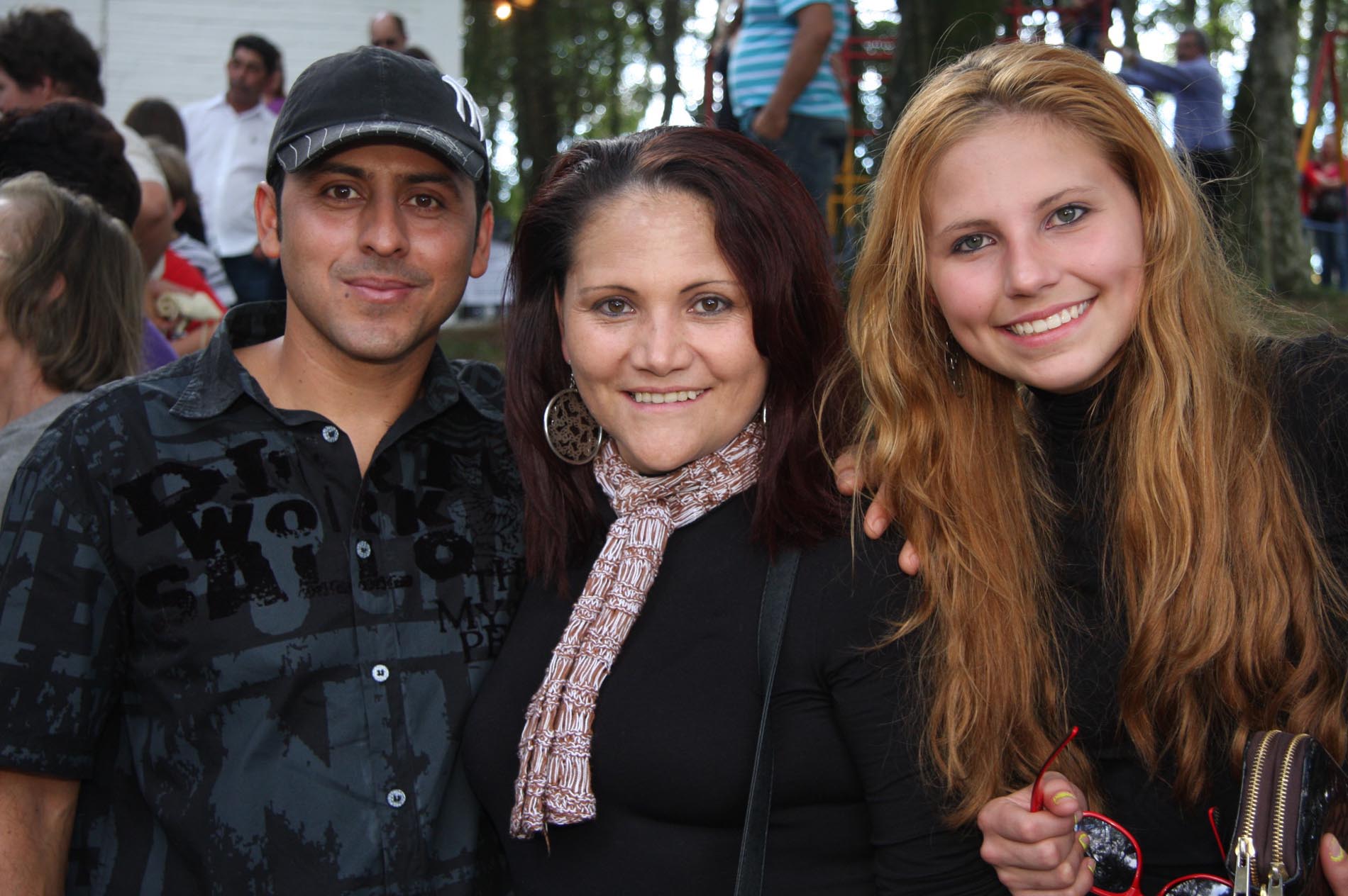 Elisandra de Oliveira (Centro) e Familia