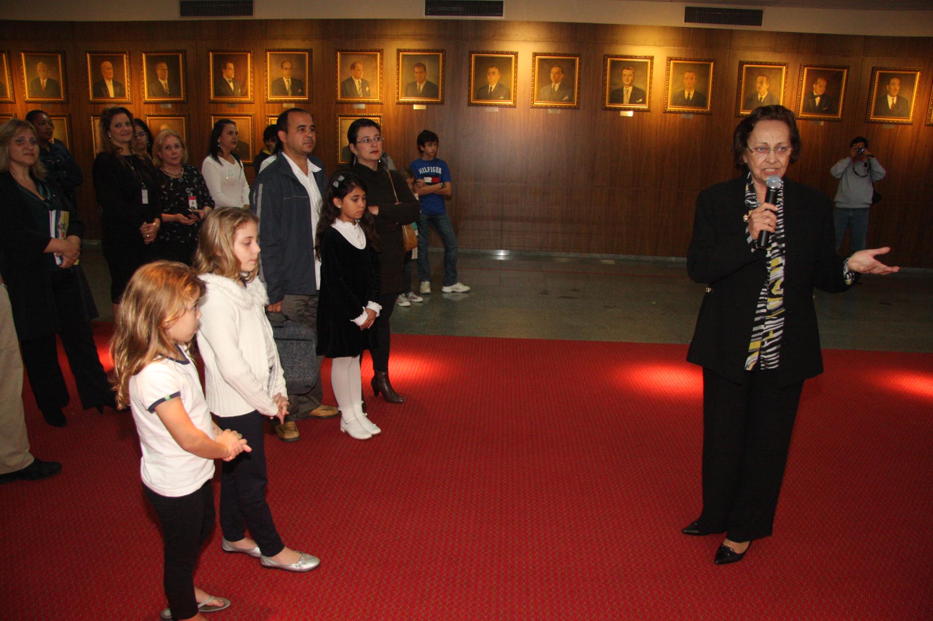 Entrega de literaturas à autoridades ligadas a Bibliotecas Públicas - Autoria de Marlene Rothbarth
