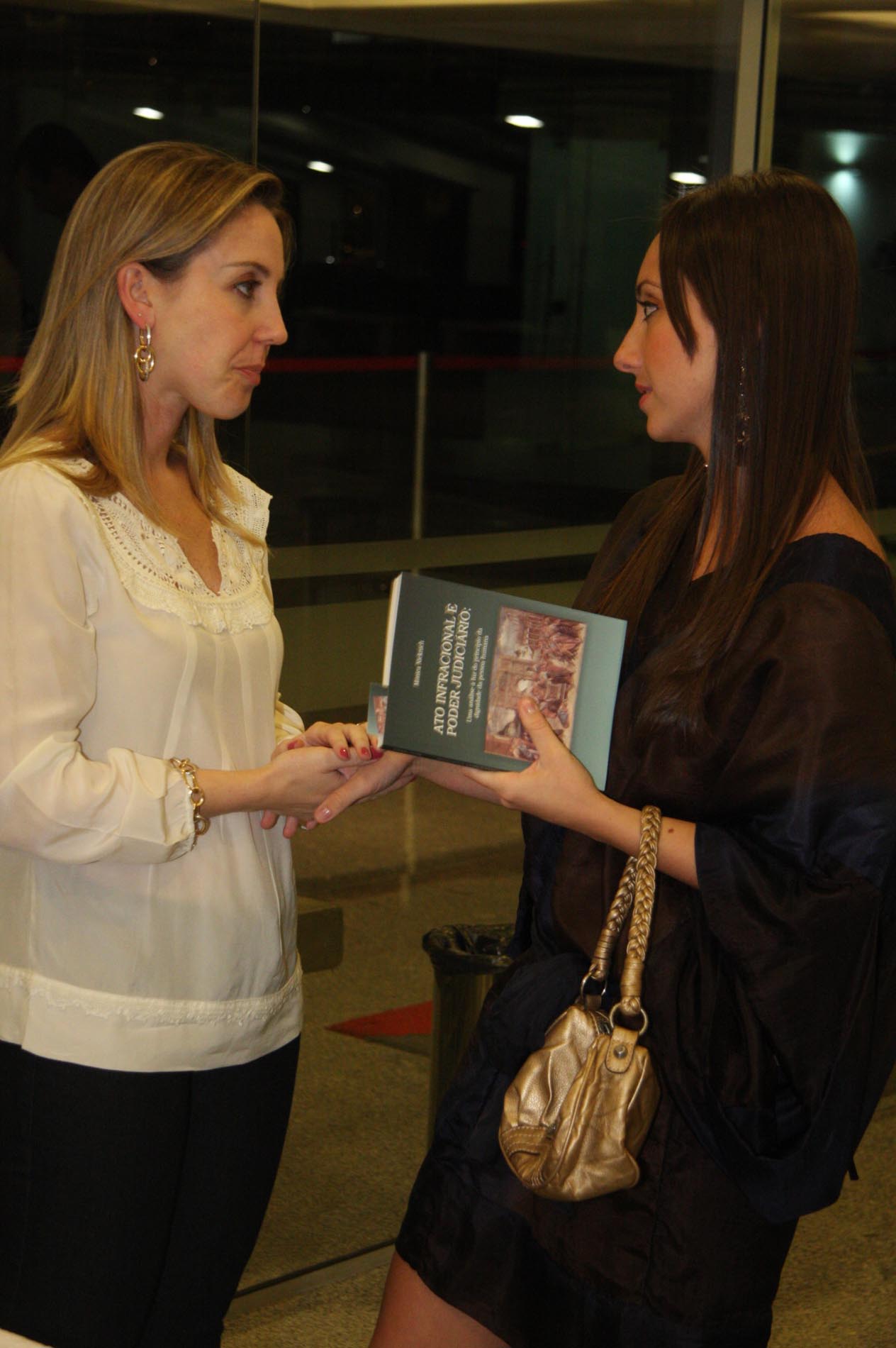Lançamento de livro Ato Infracional e Poder Judiciário: uma análise sob a ótica do princípio da dignidade da pessoa humana - Autora Mônica Nicknich