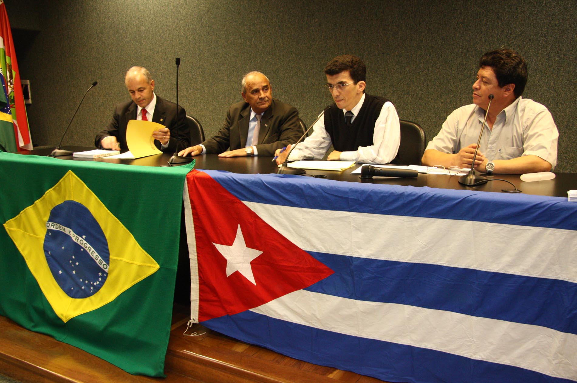 Criada Frente Parlamentar de Solidariedade a Cuba