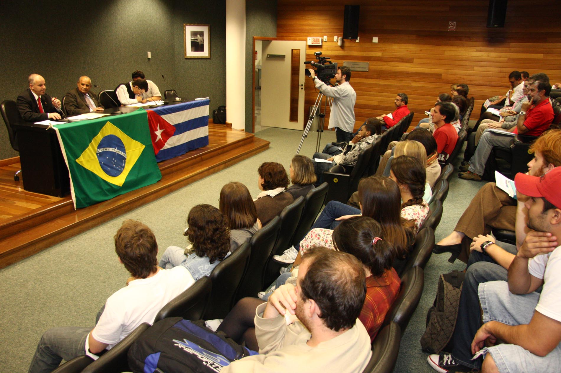Criada Frente Parlamentar de Solidariedade a Cuba