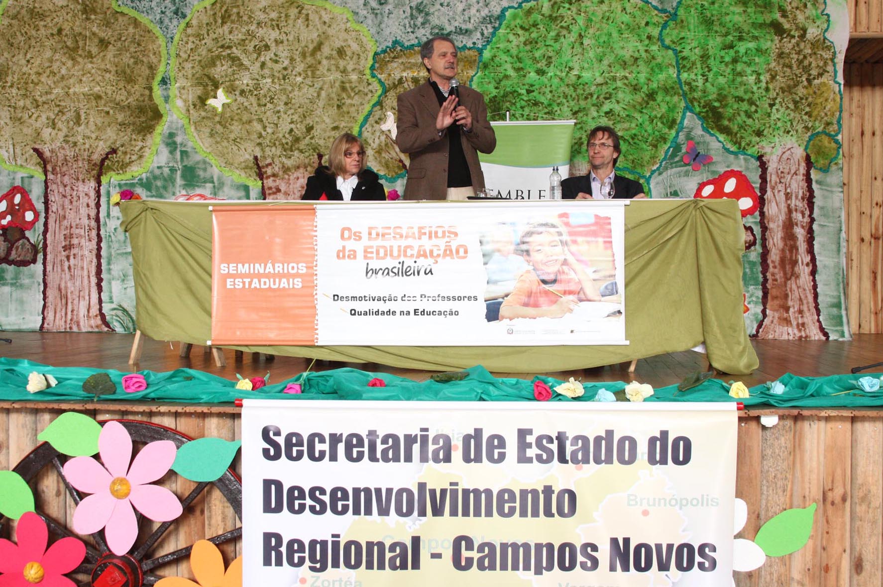 Seminários Regionais - Os desafios da educação Brasileira - Local: Campos Novos/SC