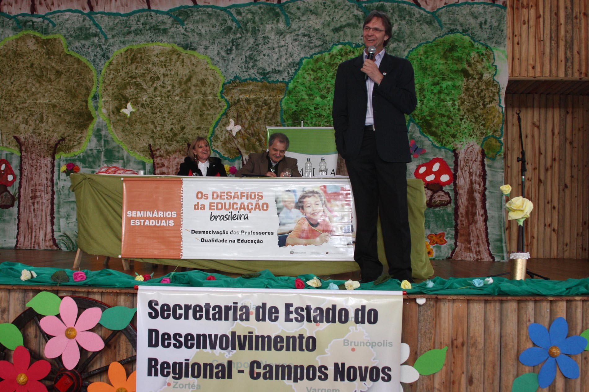 Seminários Regionais - Os desafios da educação Brasileira - Local: Campos Novos/SC