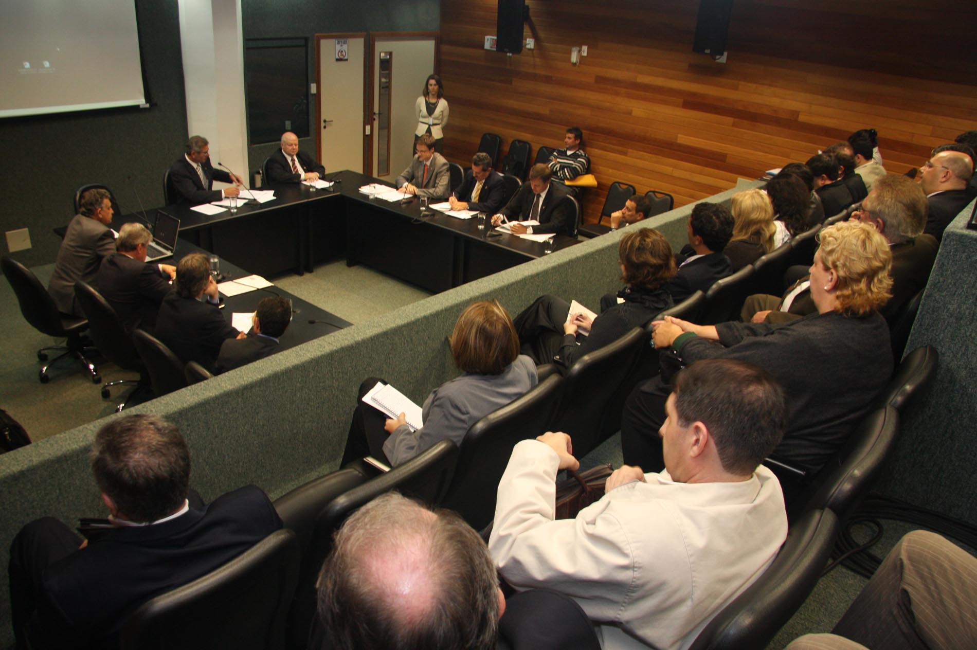 Empresários e parlamentares cobram da Fazenda solução para desonerar microempresas
