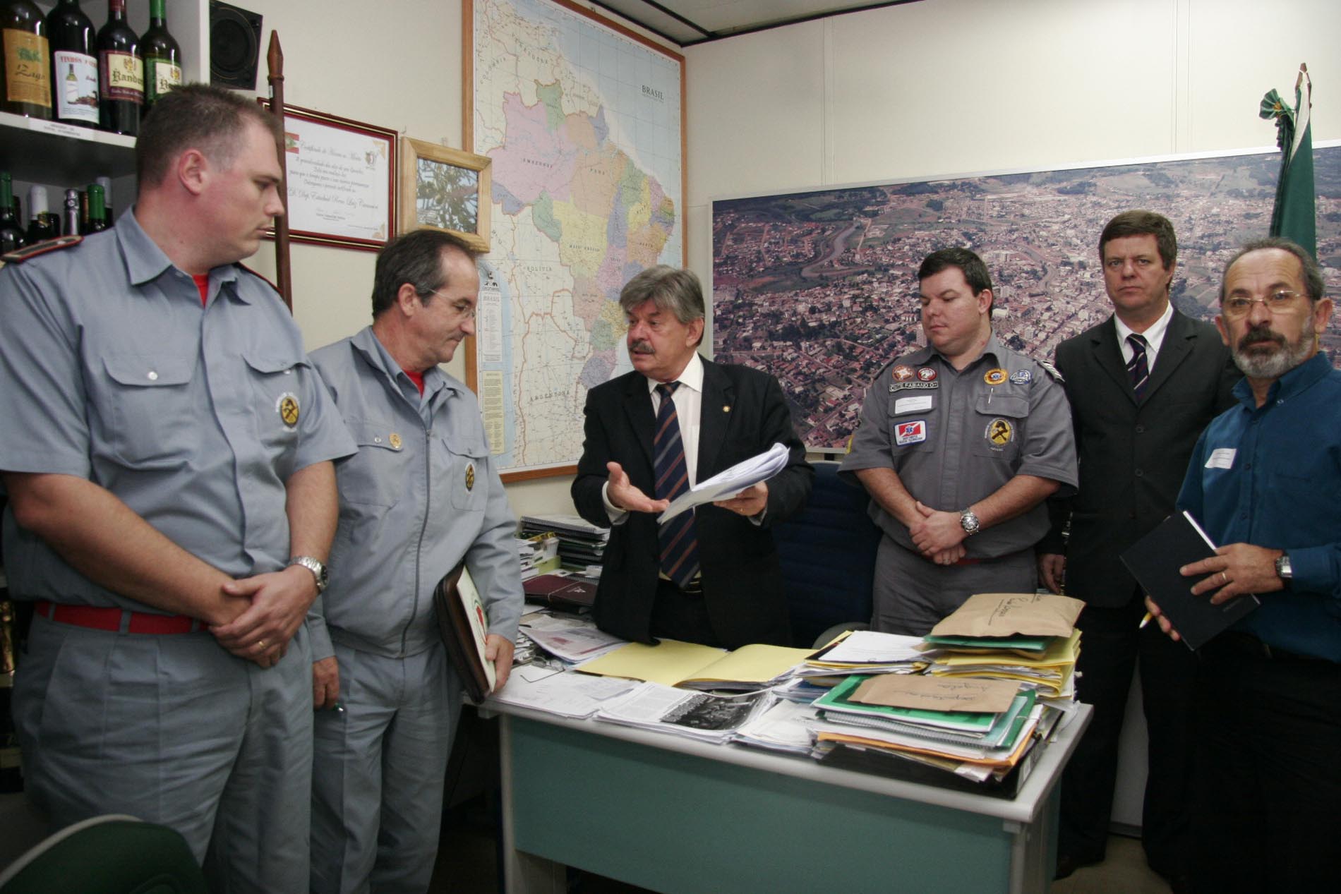 Bonbeiros visitam deputado Reno