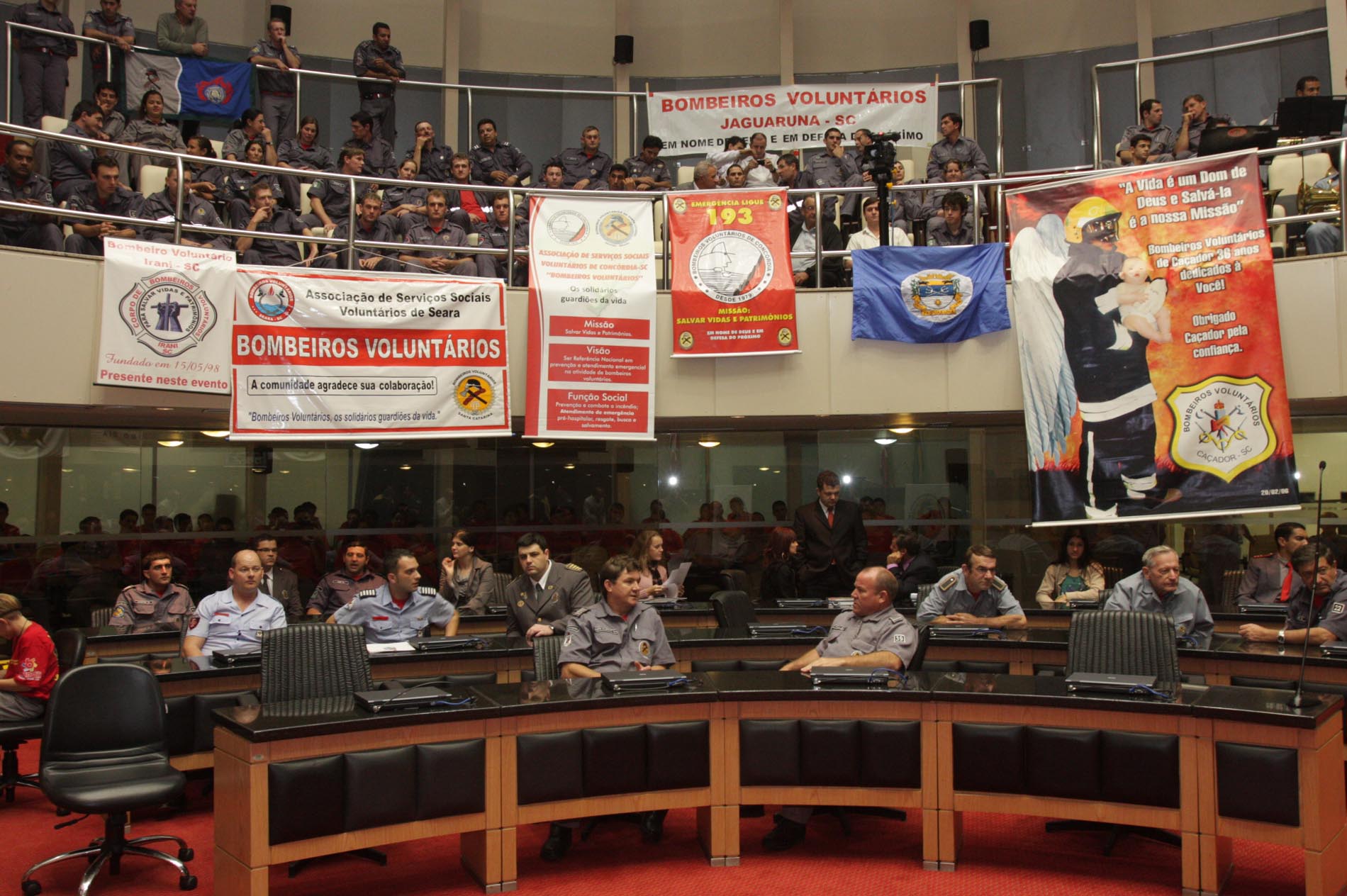 Corpo de Bombeiros Voluntários de Santa Catarina recebe homenagem do Parlamento