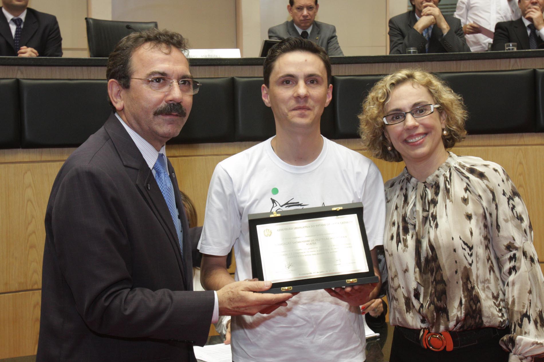 Parlamento presta homenagem a entidades protetoras dos animais