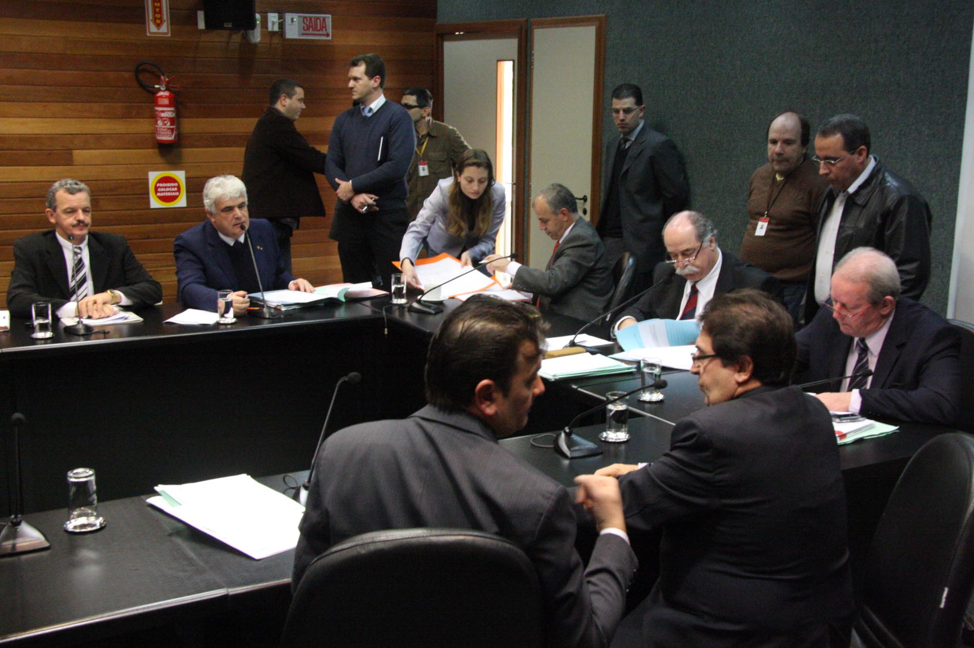 CCJ aprova projeto do Judiciário e novas Medidas Provisórias para a Saúde.