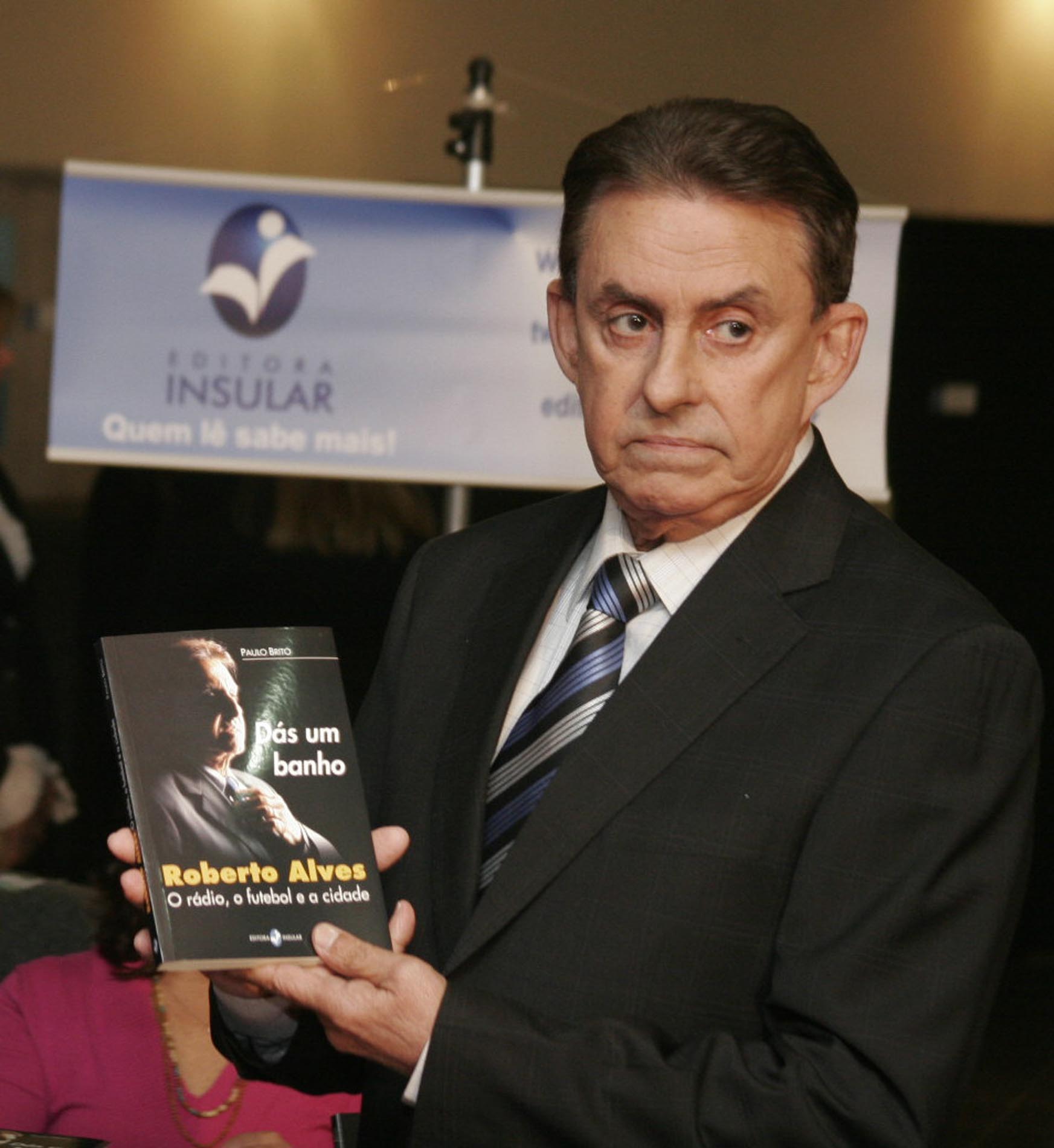 Livro registra 50 anos de carreira de Roberto Alve