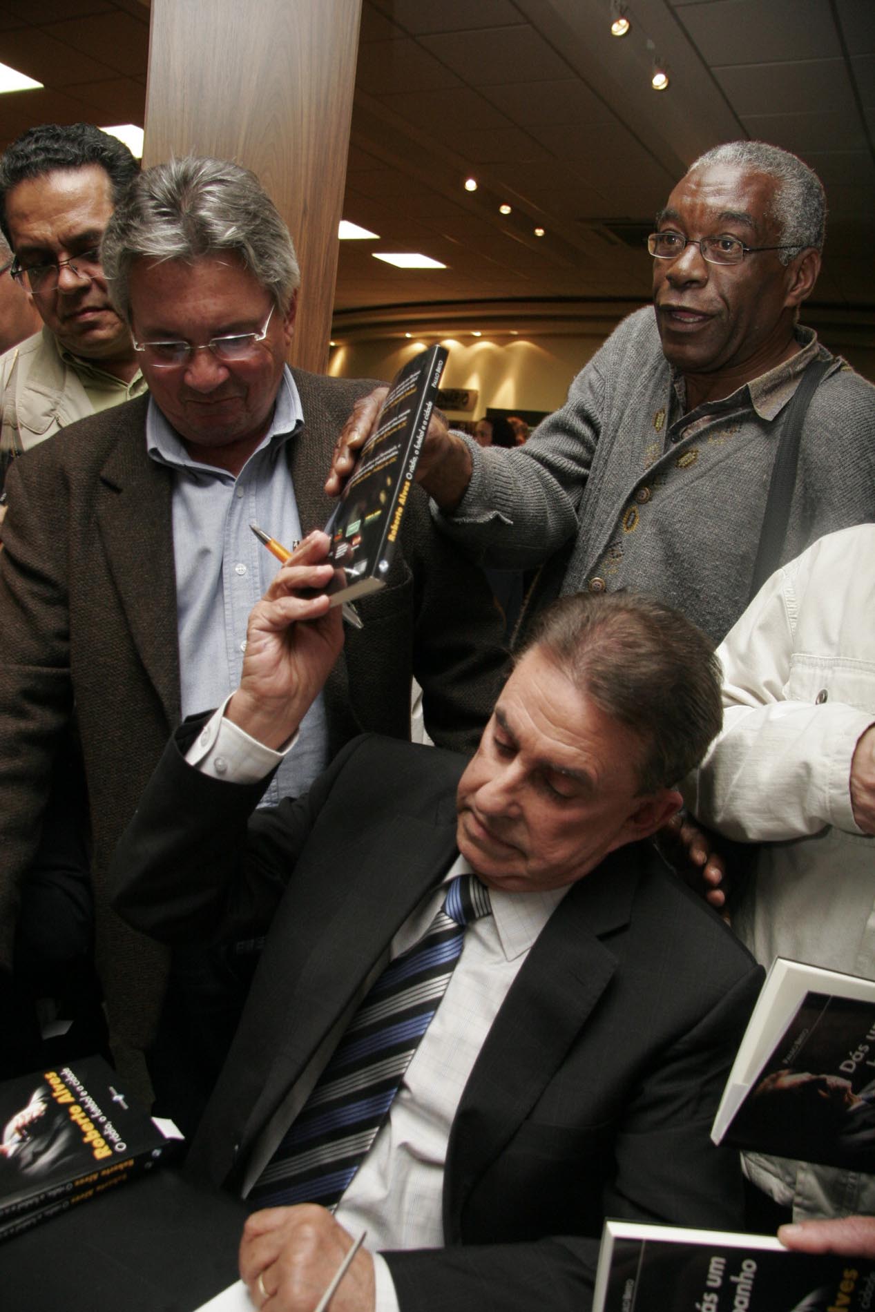 Público “dá um banho” no lançamento do livro sobre Roberto Alves
