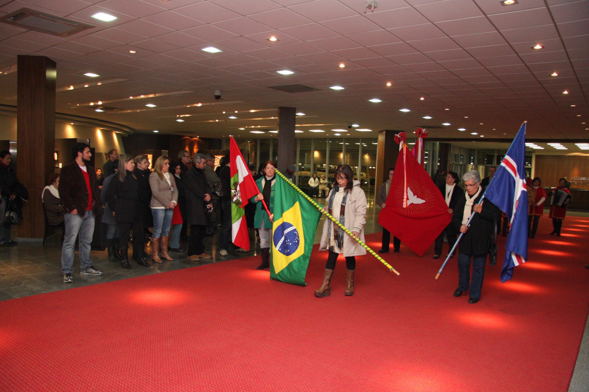 Apresentação musical da Cantoria da Bandeira do Divino e do Coral Raízes de Imaruí