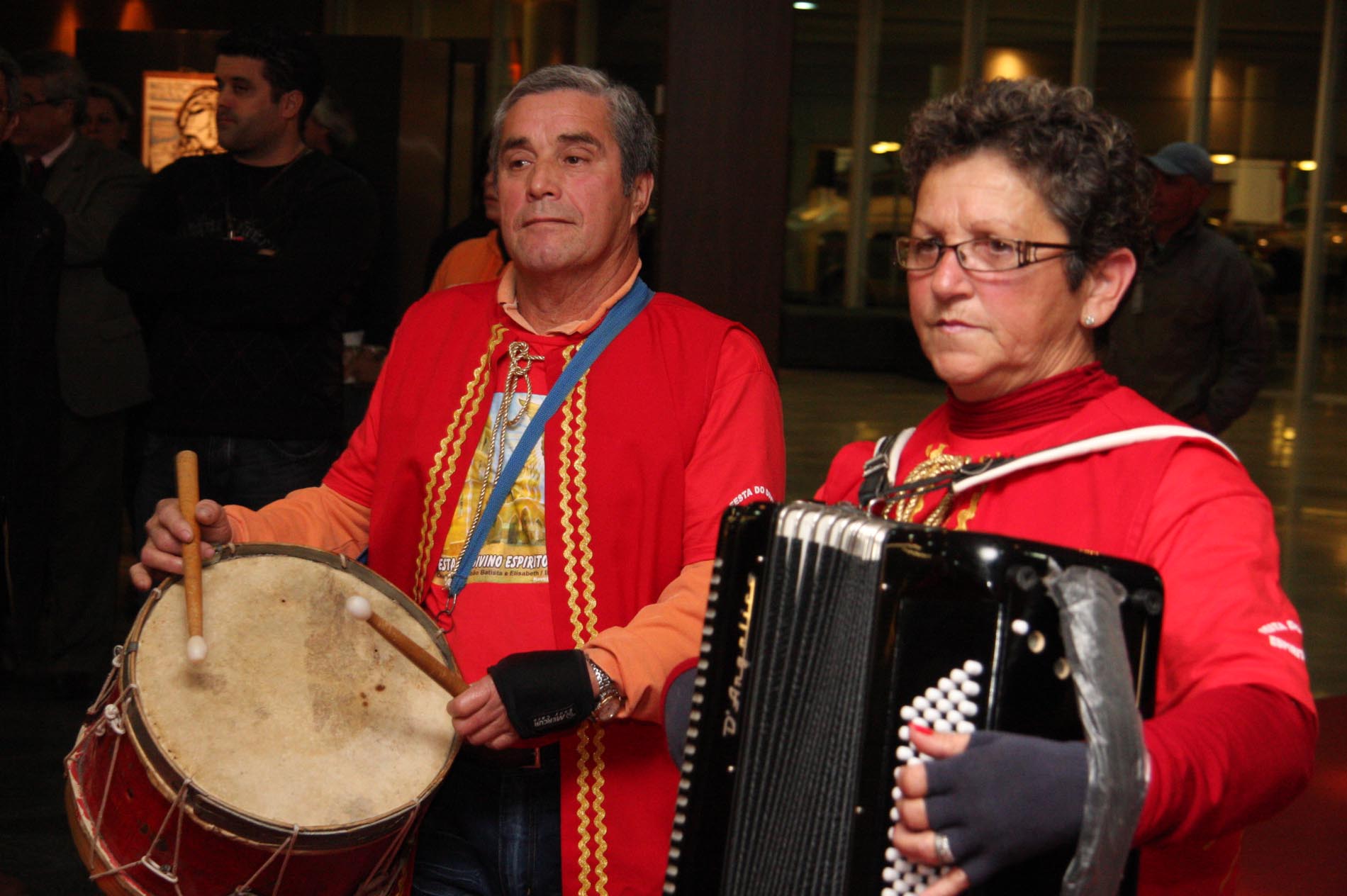 Apresentação musical da Cantoria da Bandeira do Divino e do Coral Raízes de Imaruí