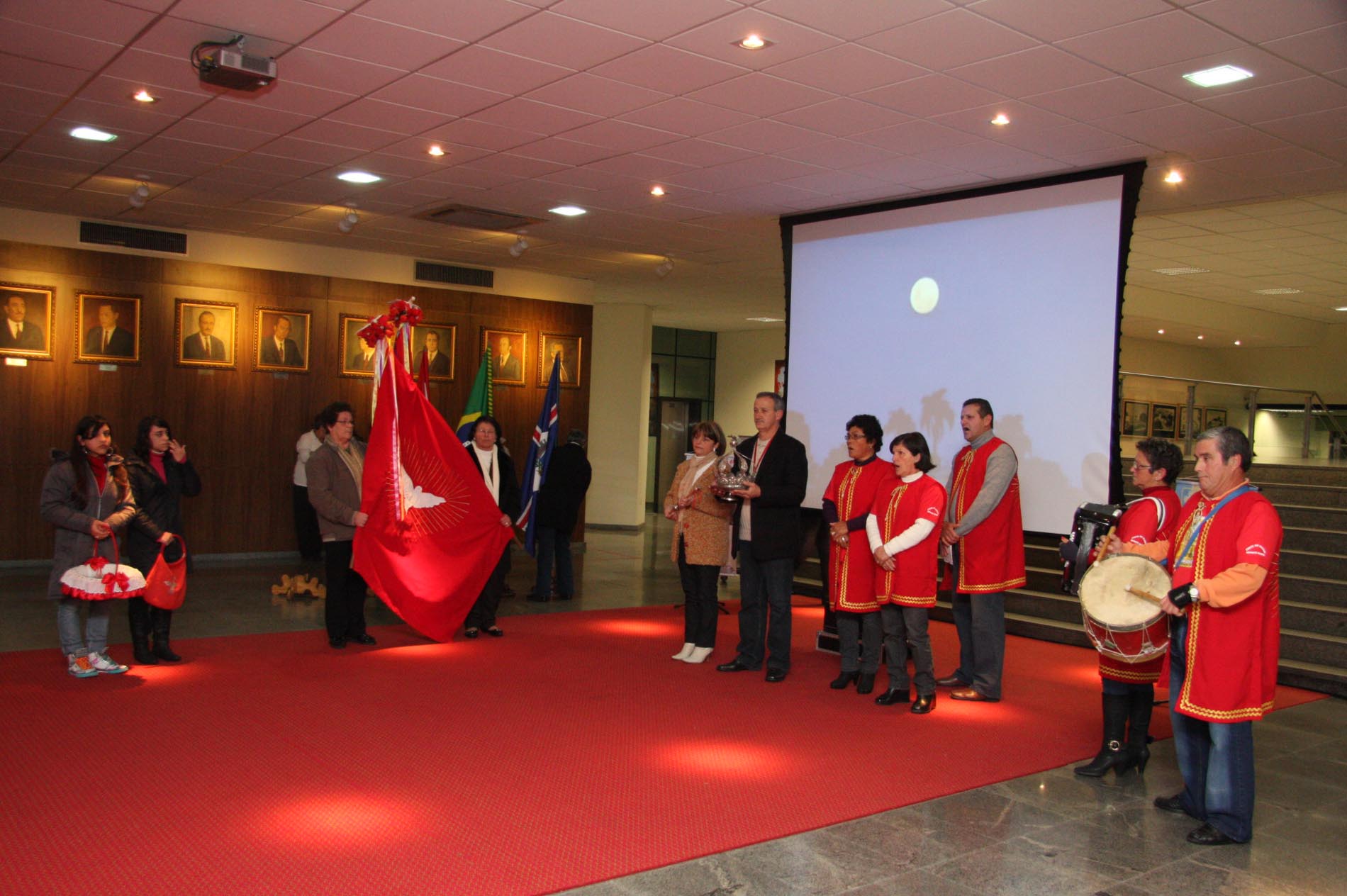 Apresentação musical da Cantoria da Bandeira do Divino e do Coral Raízes de Imaruí