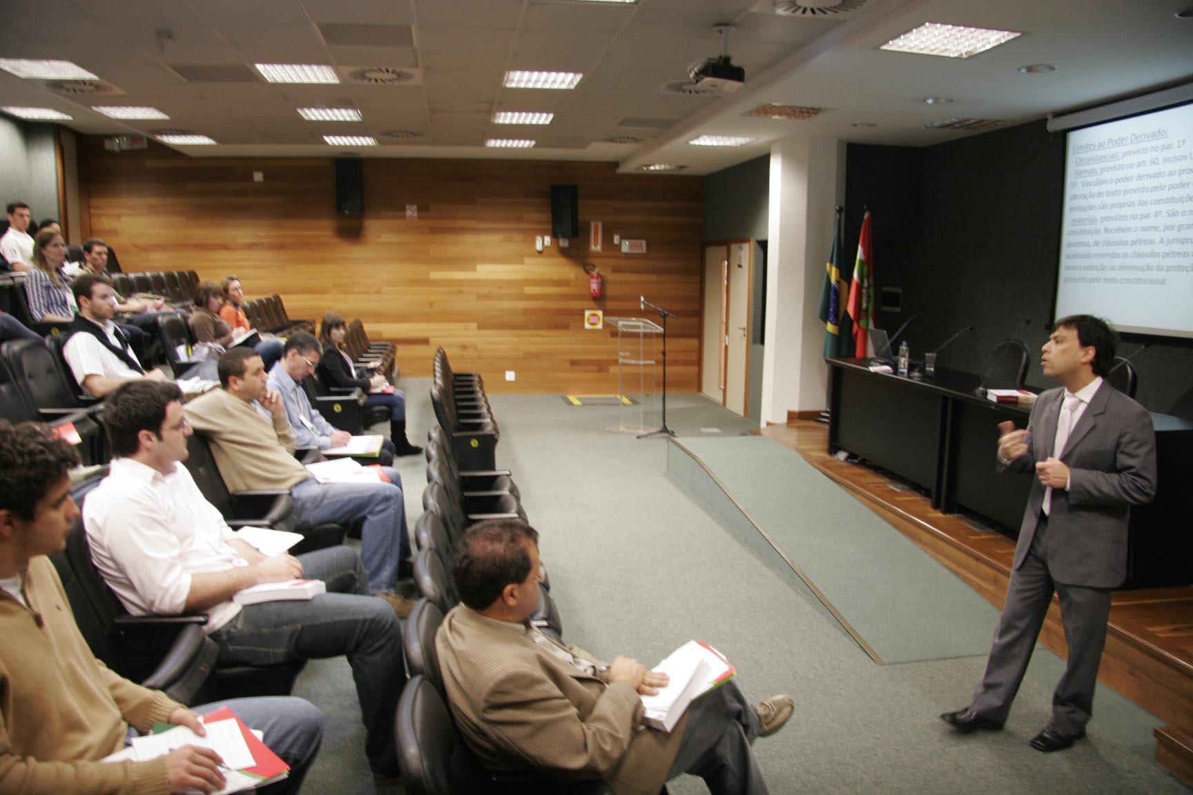 Servidores fazem curso de atualização em Direito Constitucional