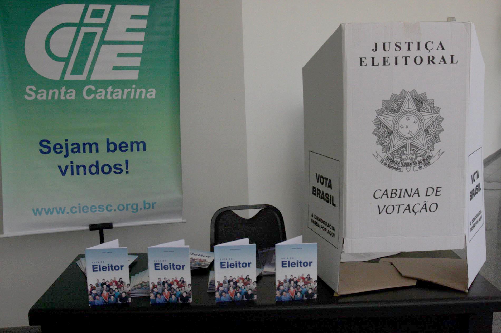 Palestra informativa aos aprendizes referente à trajetória histórica do voto na adolescência