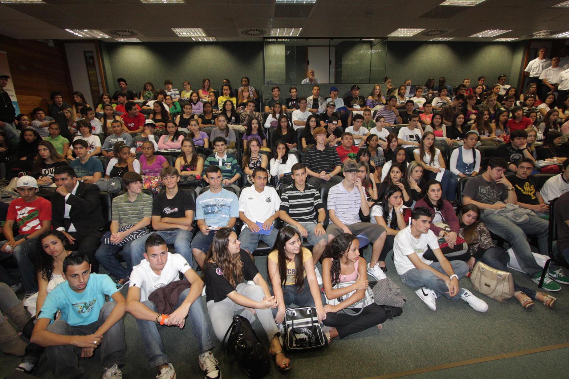 Palestra informativa aos aprendizes referente à trajetória histórica do voto na adolescência