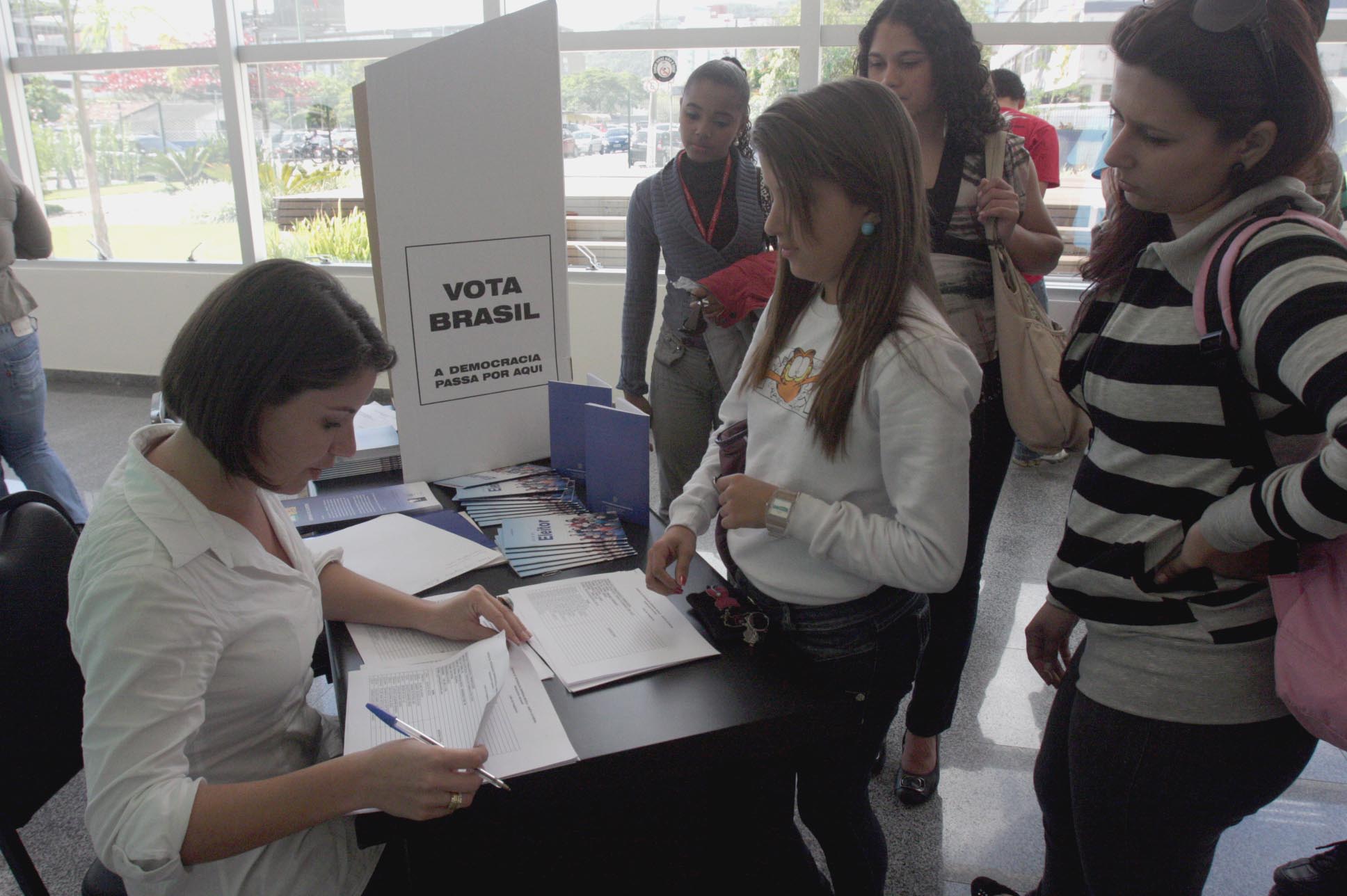 Palestra informativa aos aprendizes referente à trajetória histórica do voto na adolescência