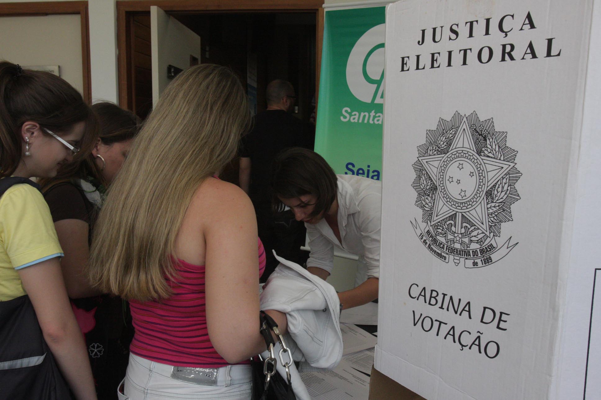 Palestra informativa aos aprendizes referente à trajetória histórica do voto na adolescência