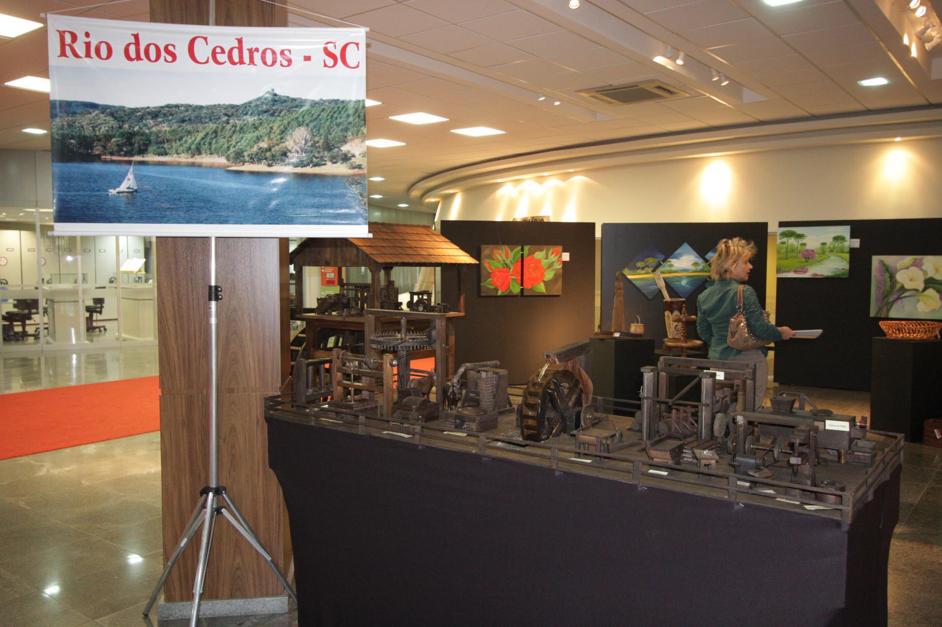 Mostra de Rio dos Cedros apresenta móveis e objetos trançados em vime