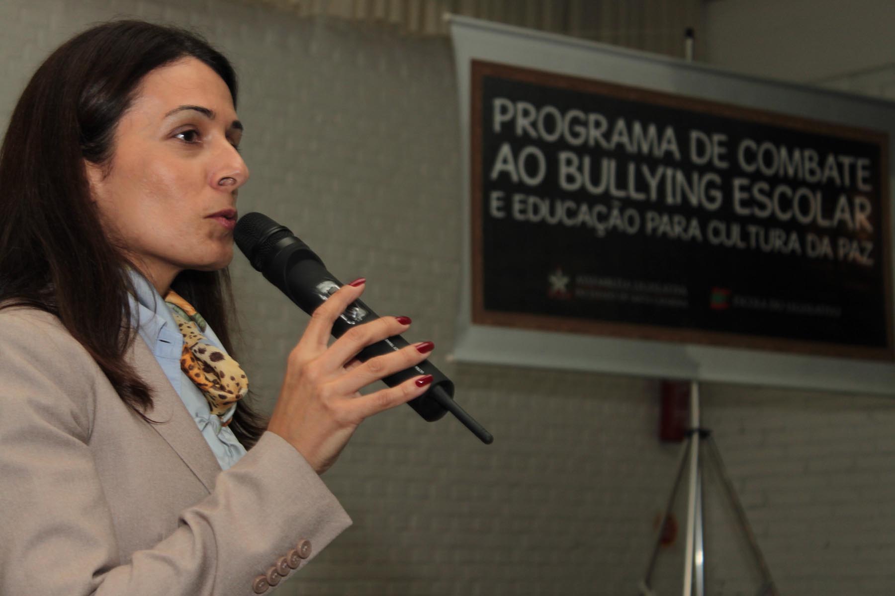 Patrícia Linhares - Programa de Enfrentamento ao Bullying Escolar e Educação para a Cultura da Paz - Local: Sociedade Desportiva Guarani em São Bento do Sul /SC