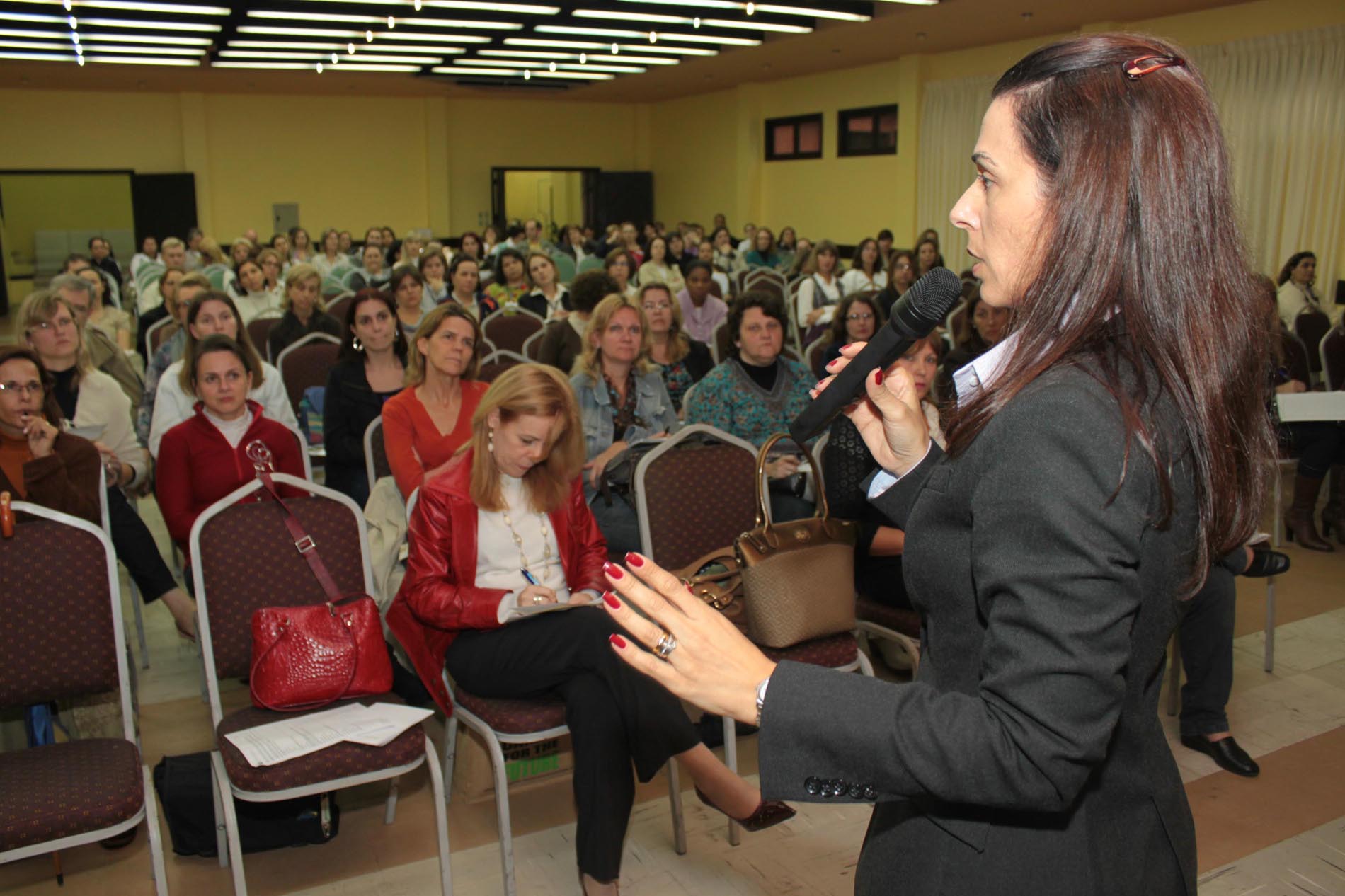 Palestra capacita professores de Blumenau sobre bullying escolar