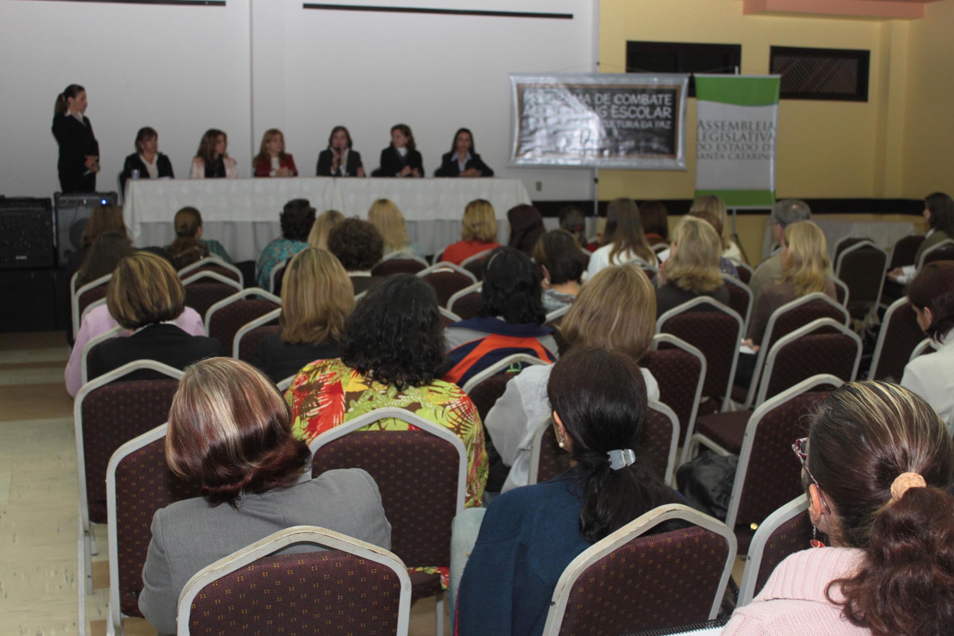 Palestra capacita professores de Blumenau sobre bullying escolar