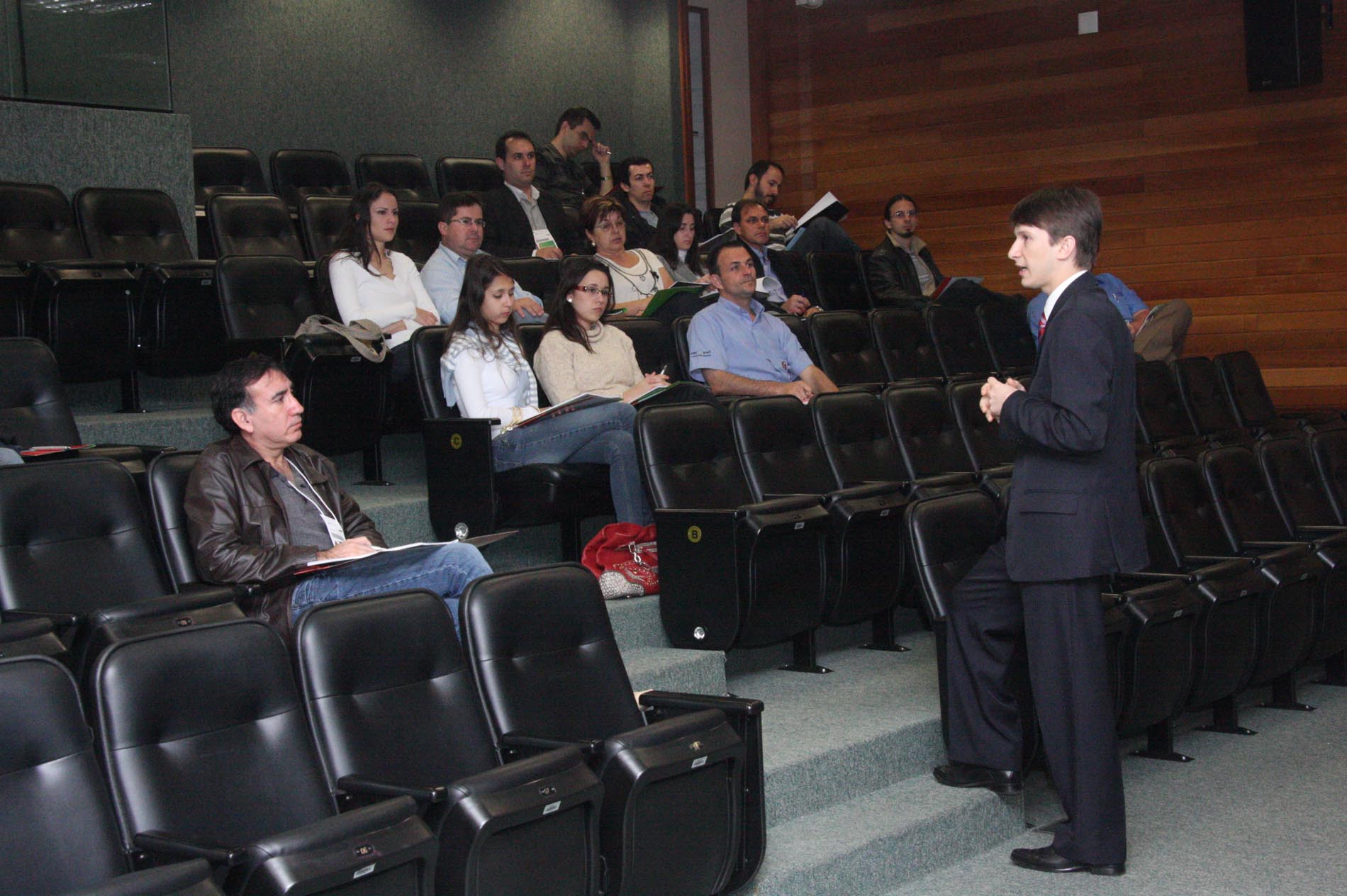 Escola do Legislativo promove curso