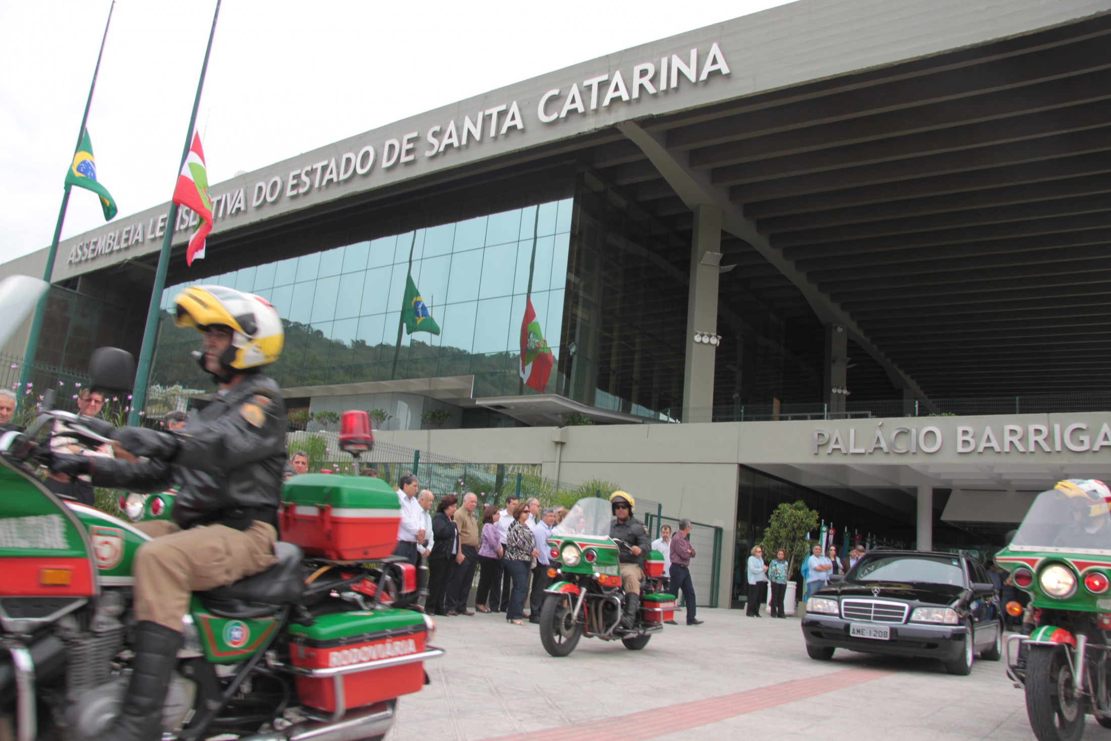 Cortejo fúnebre sai da Assembleia em direção ao cemitério Jardim da Paz.