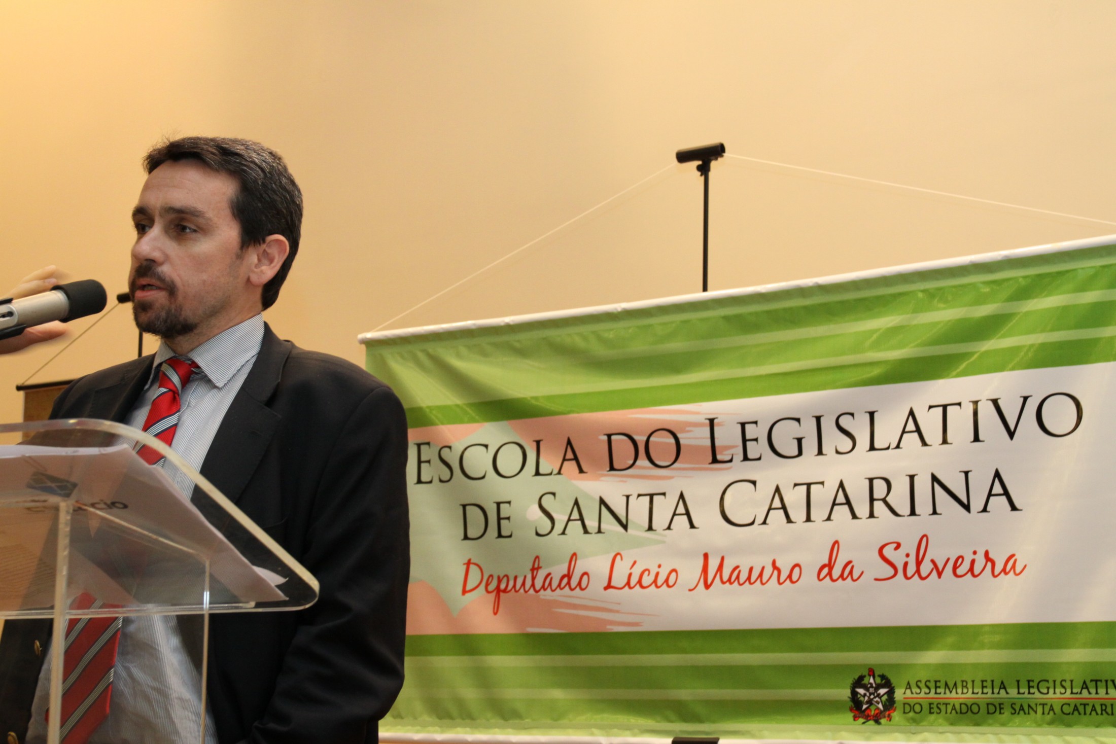 Palestra: Igualdade e Direito das Minorias - Ministrante: Prof. Dr. Daniel Antonio de Moraes Sarmento: Doutor em Direito Público pela UERJ