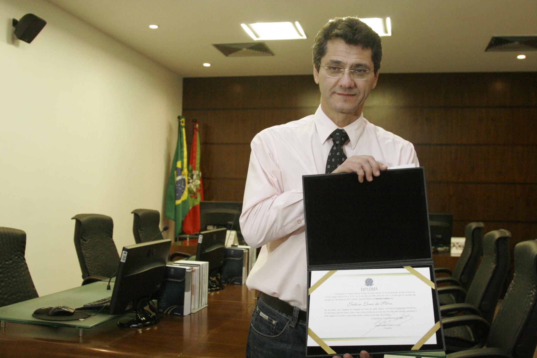 Atraso em voo transfere diplomação de Jailson Lima para sexta-feira