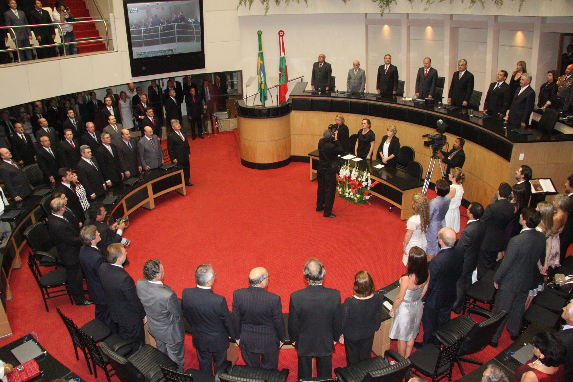 Mais de mil pessoas acompanham a posse do governador e vice-governador
