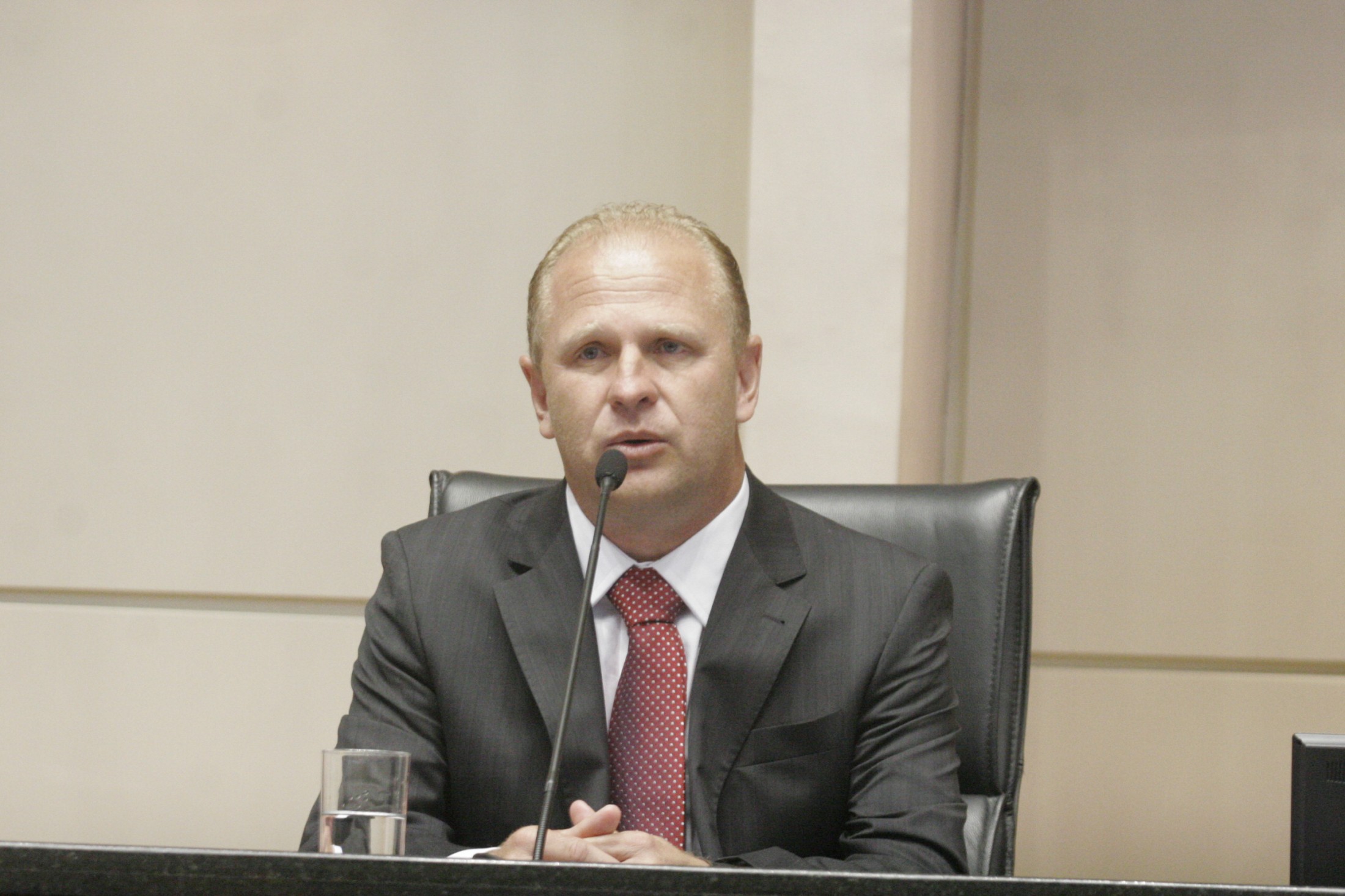 Decisão unânime reconduz o democrata Gelson Merisio à presidência do Legislativo