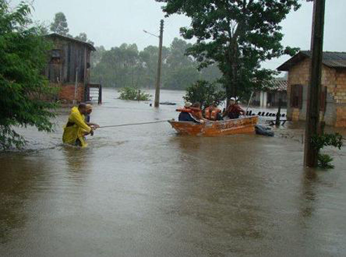 Rio Sangão em Forquilhinha invadiu casa e ruas