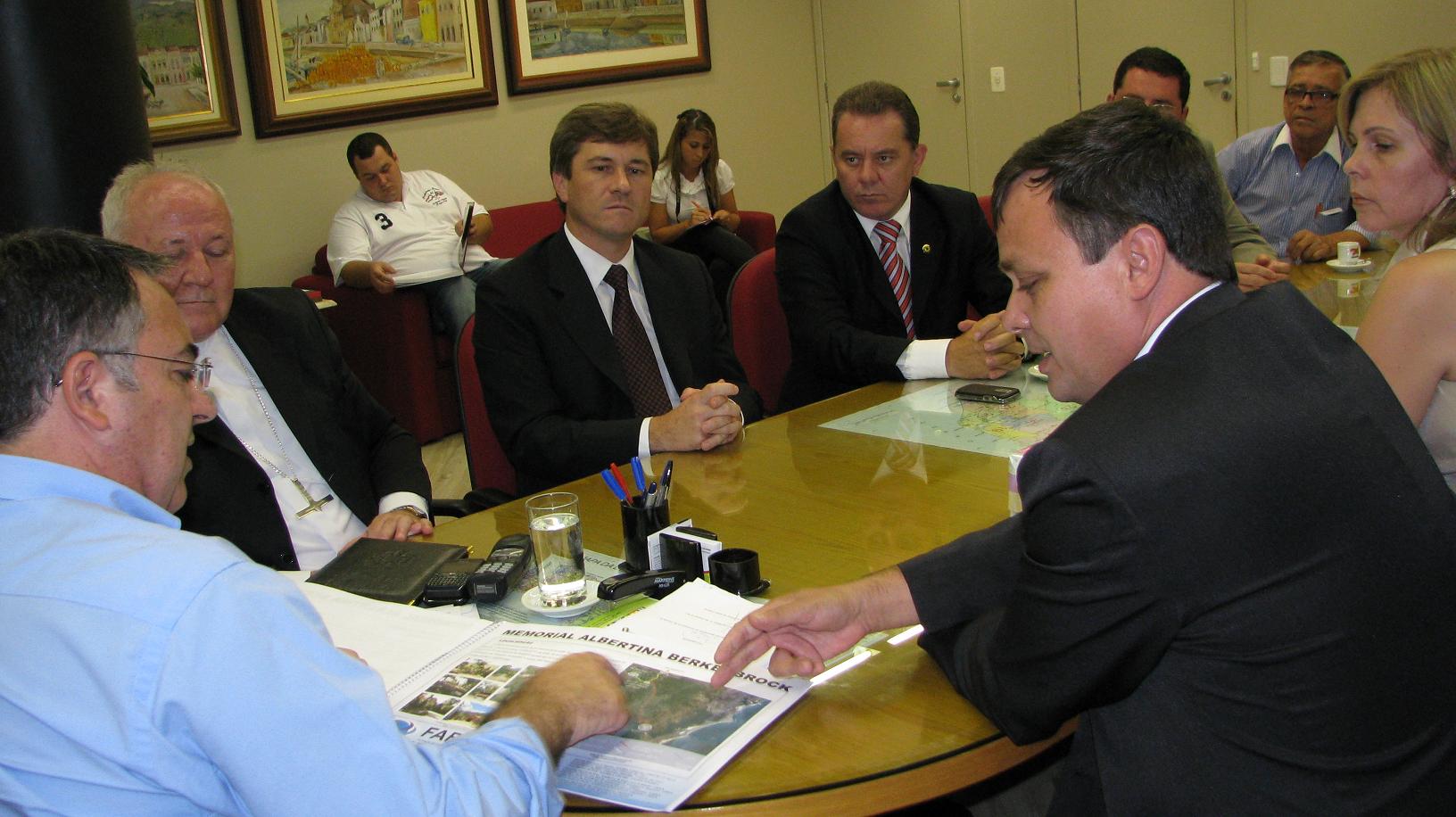 Deputado Joares Ponticelli com lideranças do Sul