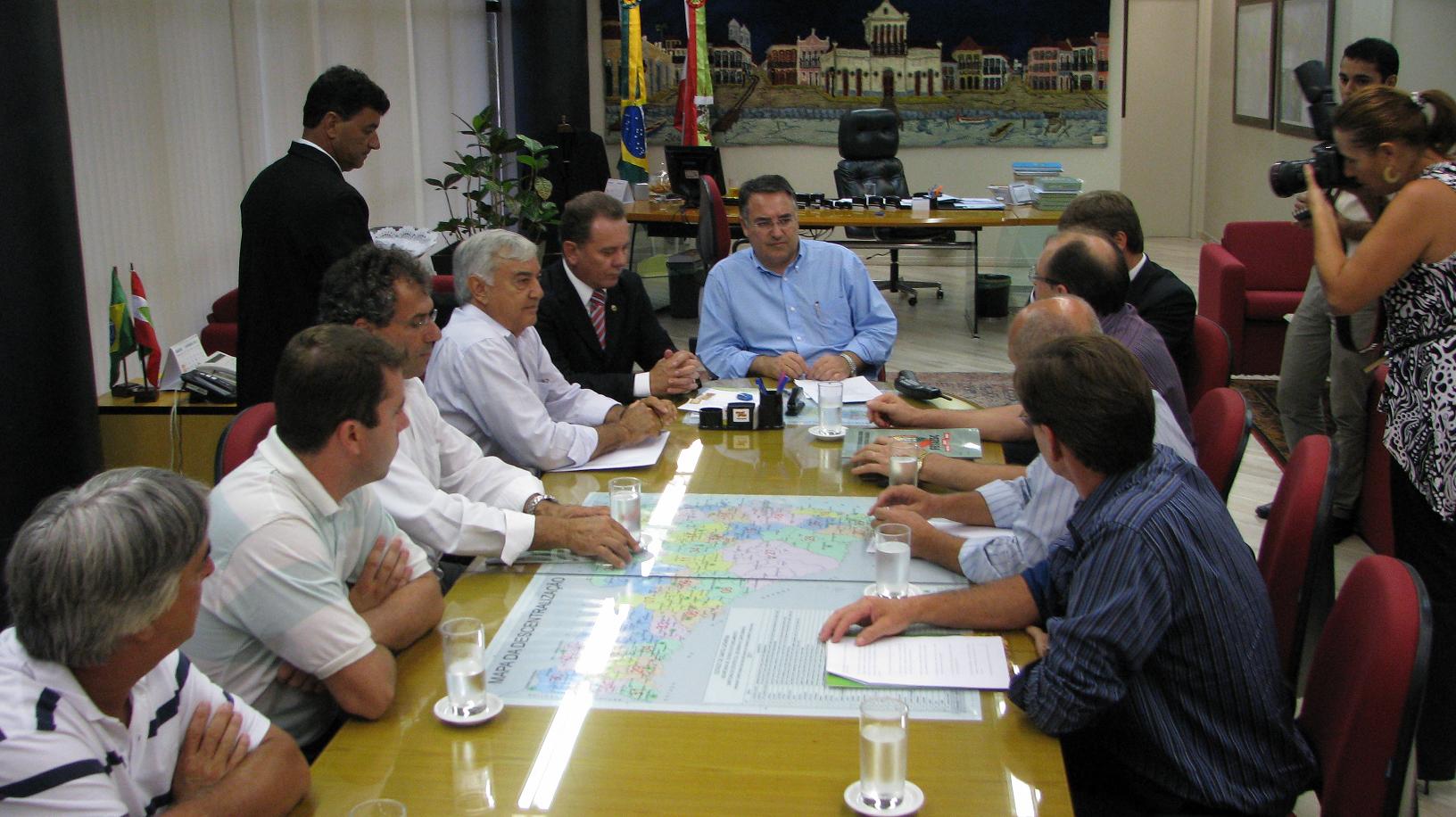 Deputado Joares Ponticelli esteve reunido com lideranças do sul em audiência no Centro Administrativo com o Governador Raimundo Colombo nesta quarta-feira.