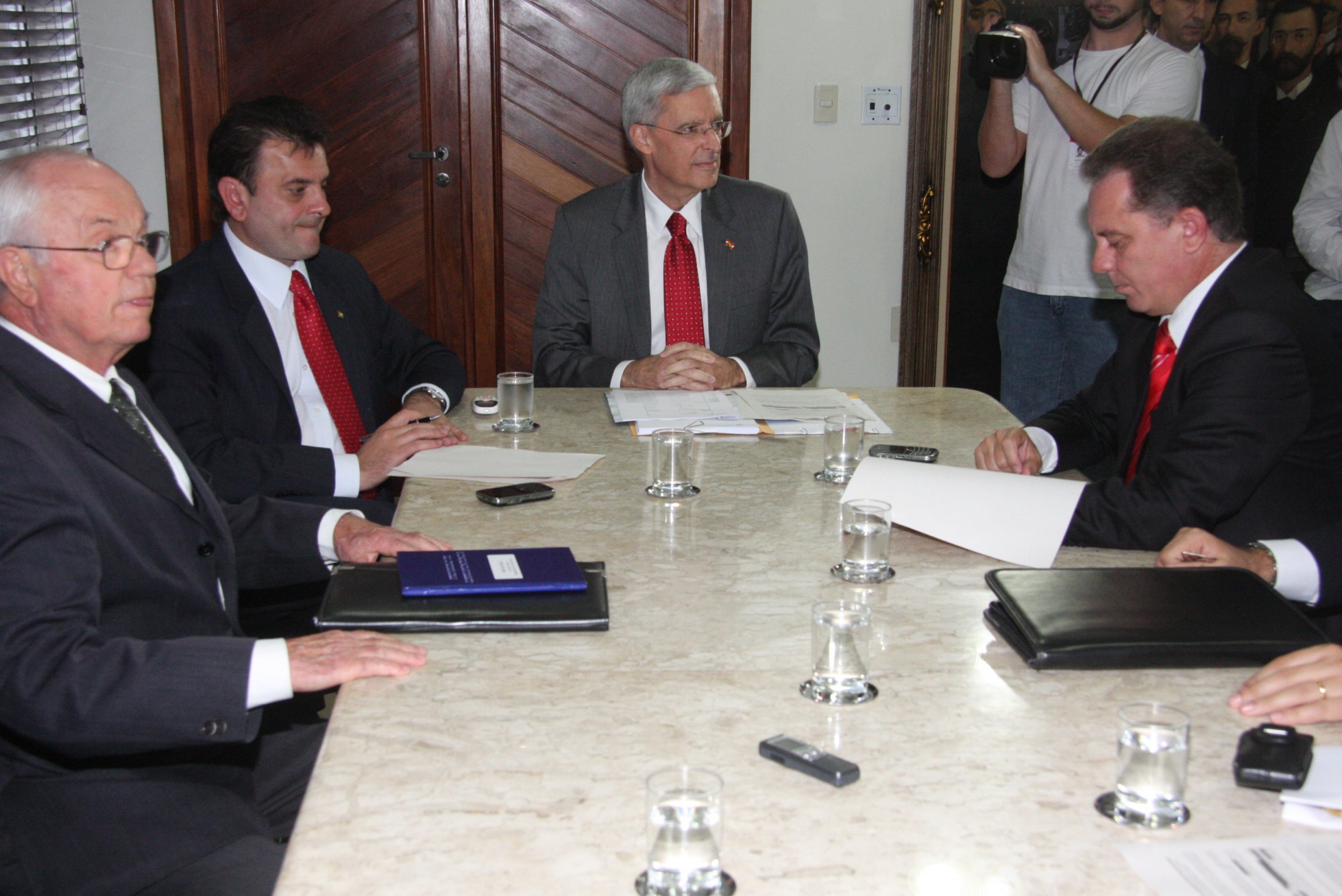 Governo entrega projeto de ajuste na estrutura do Executivo para presidente da Assembleia