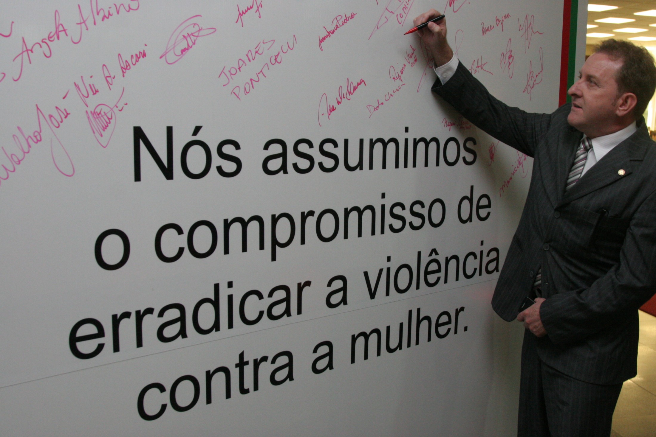 Deputados assinam Mural no Hall da Alesc